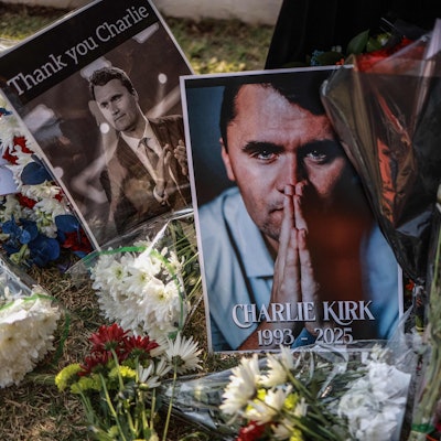 Eine Gedenkstätte für den rechtspopulistischen US-Influencer Charlie Kirk, der an der Utah Valley Universität erschossen wurde. (Archivbild)