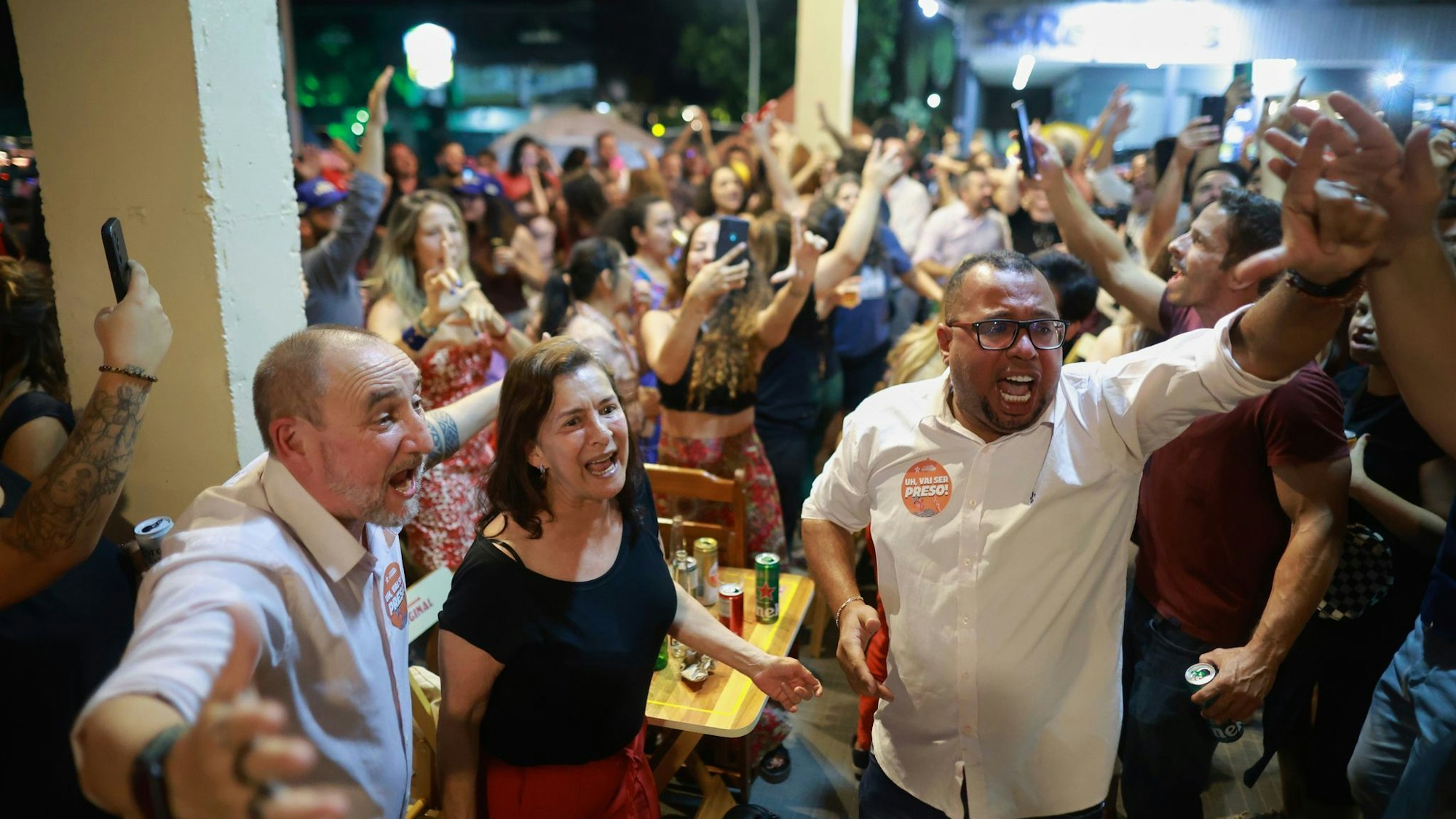 Gegner Bolsonaros feiern das Urteil.