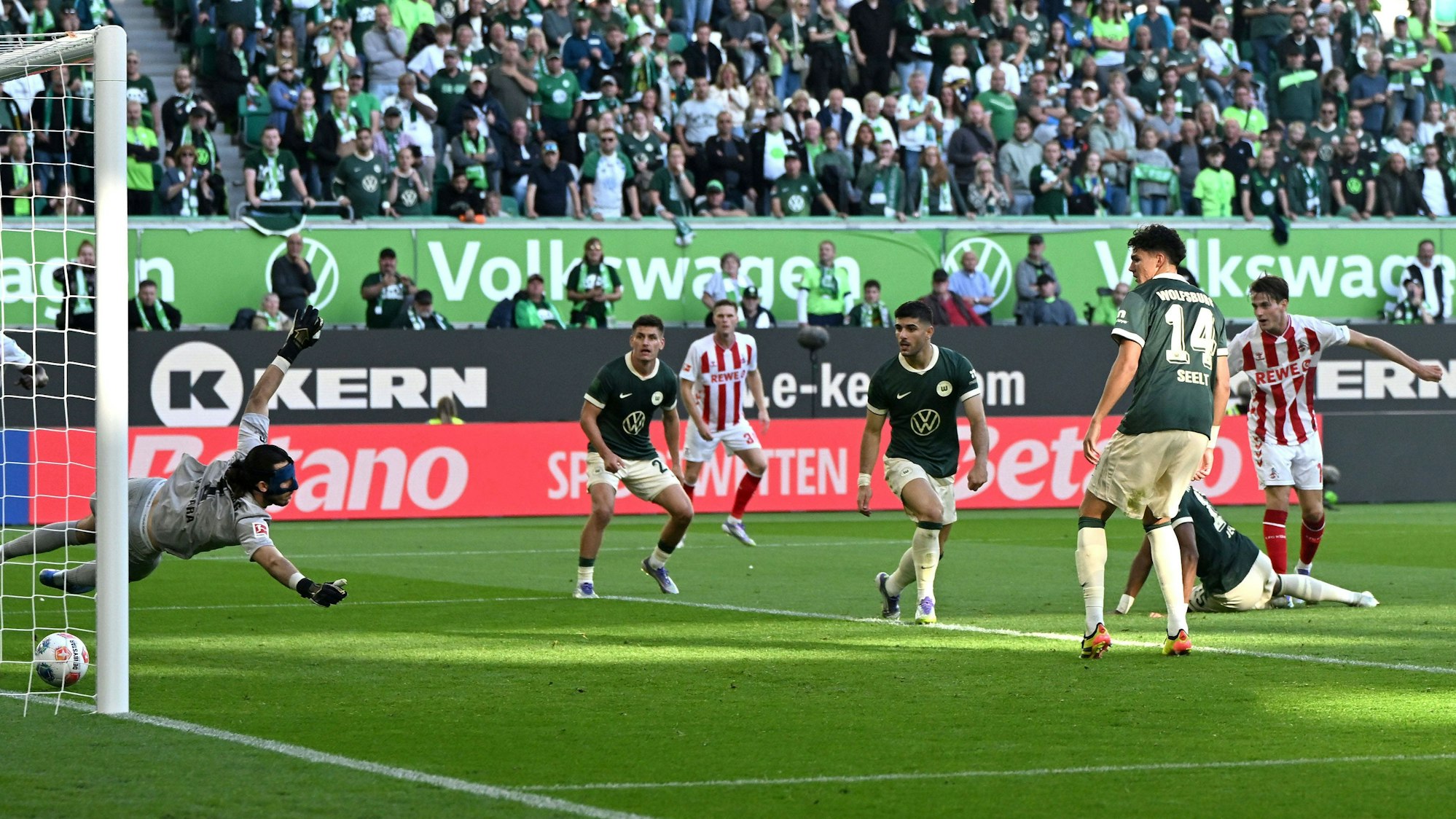Jakub Kaminski 1. FC Koeln Tor zum 3:3 waehrend des Spiels der Bundesliga zwischen VfL Wolfsburg und 1. FC Köln, Volkswagen Arena am 13. September 2025 in Wolfsburg,