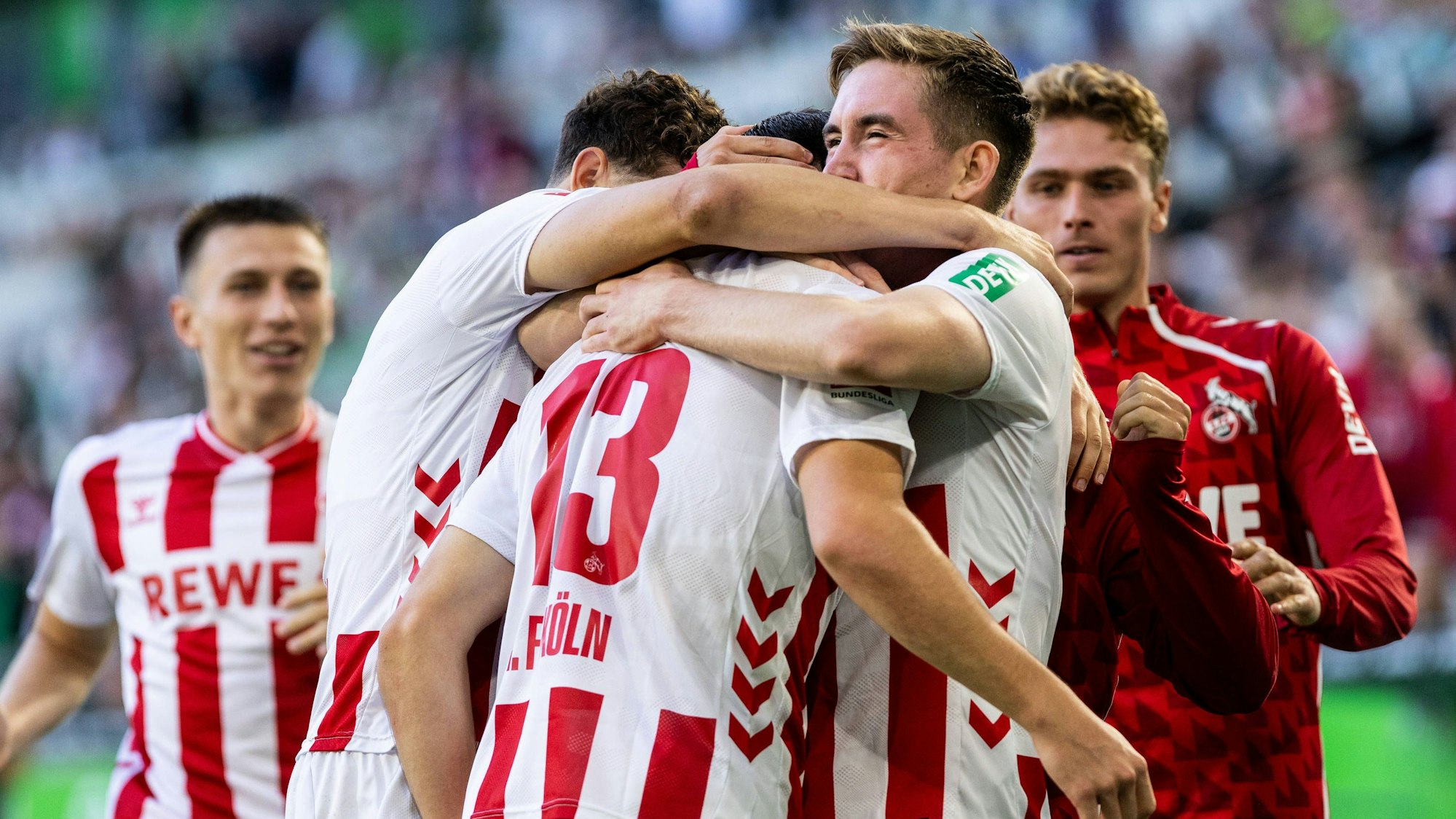 Kölner Jubel nach dem 2:2. Vorbereiter Said El Mala (Nr. 13) wird von Torschütze Isak Johannesson (r.) umarmt.