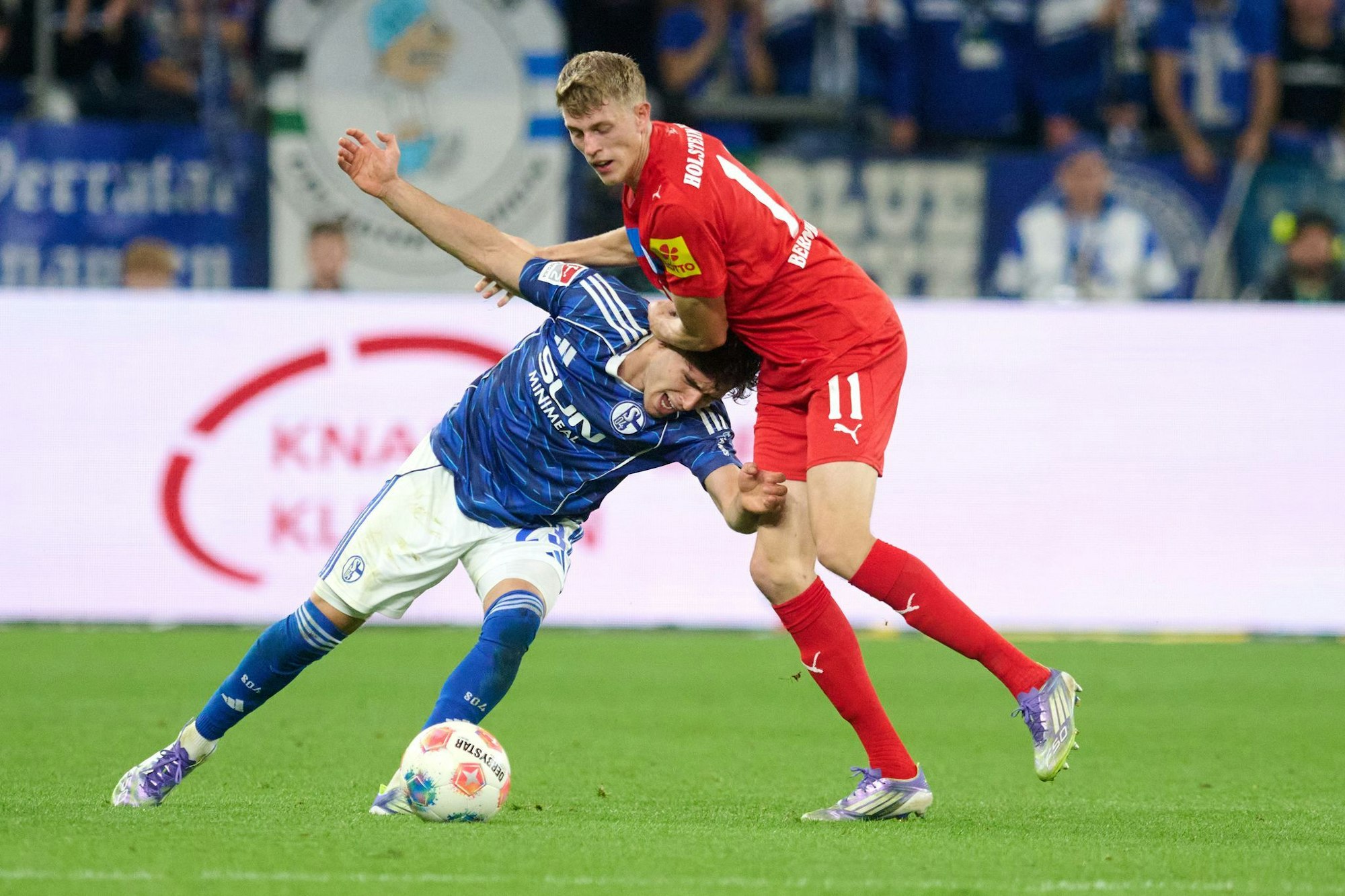 Alexander Bernhardsson (r) machte in einem engen Spiel mit seinem Tor den Unterschied.