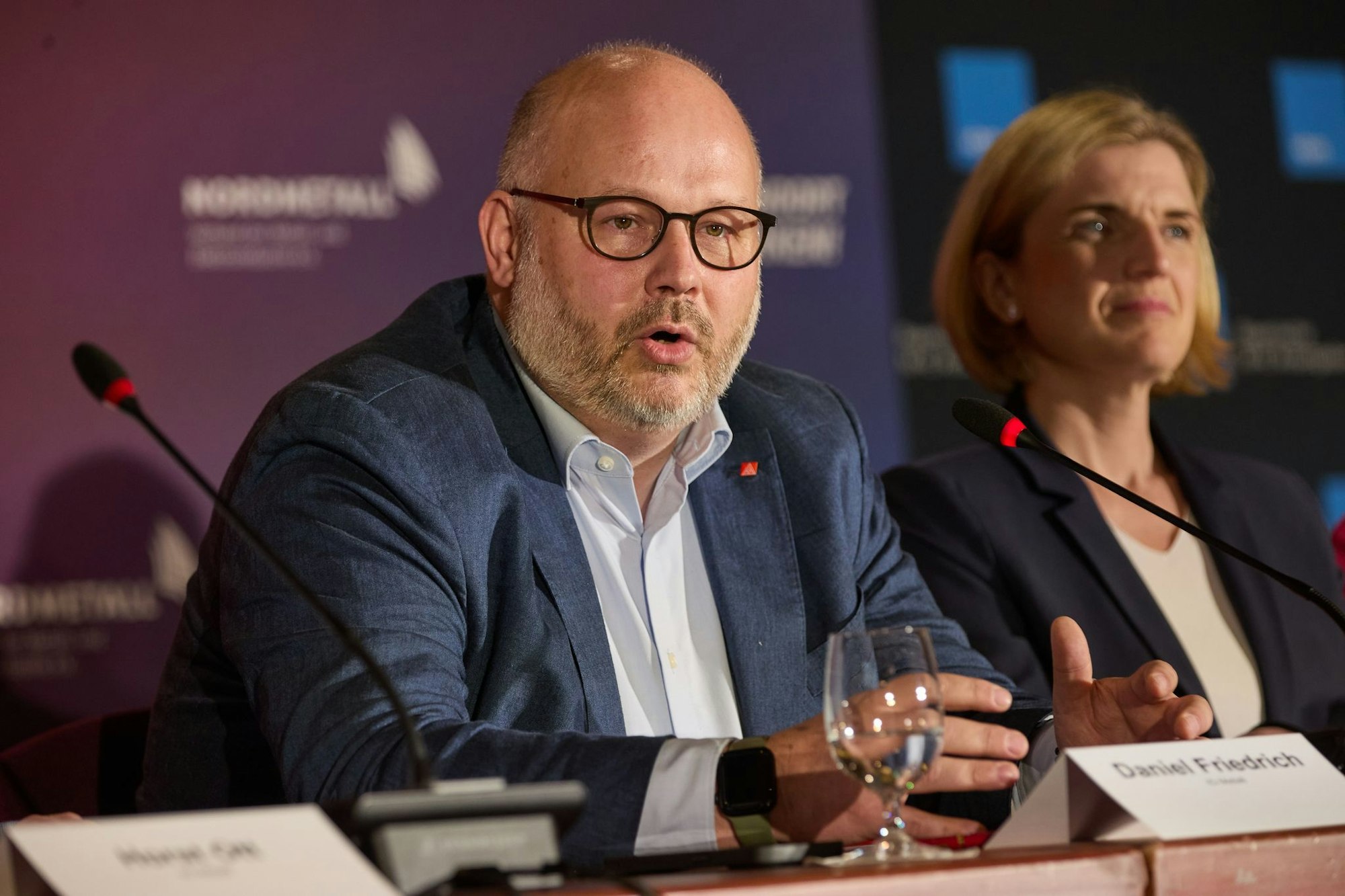 Bezirksleiter Friedrich, hier neben Lürssen-Managerin Lena Ströbele, will Sicherheit für die Beschäftigten der NVL-Werften. (Archivbild)