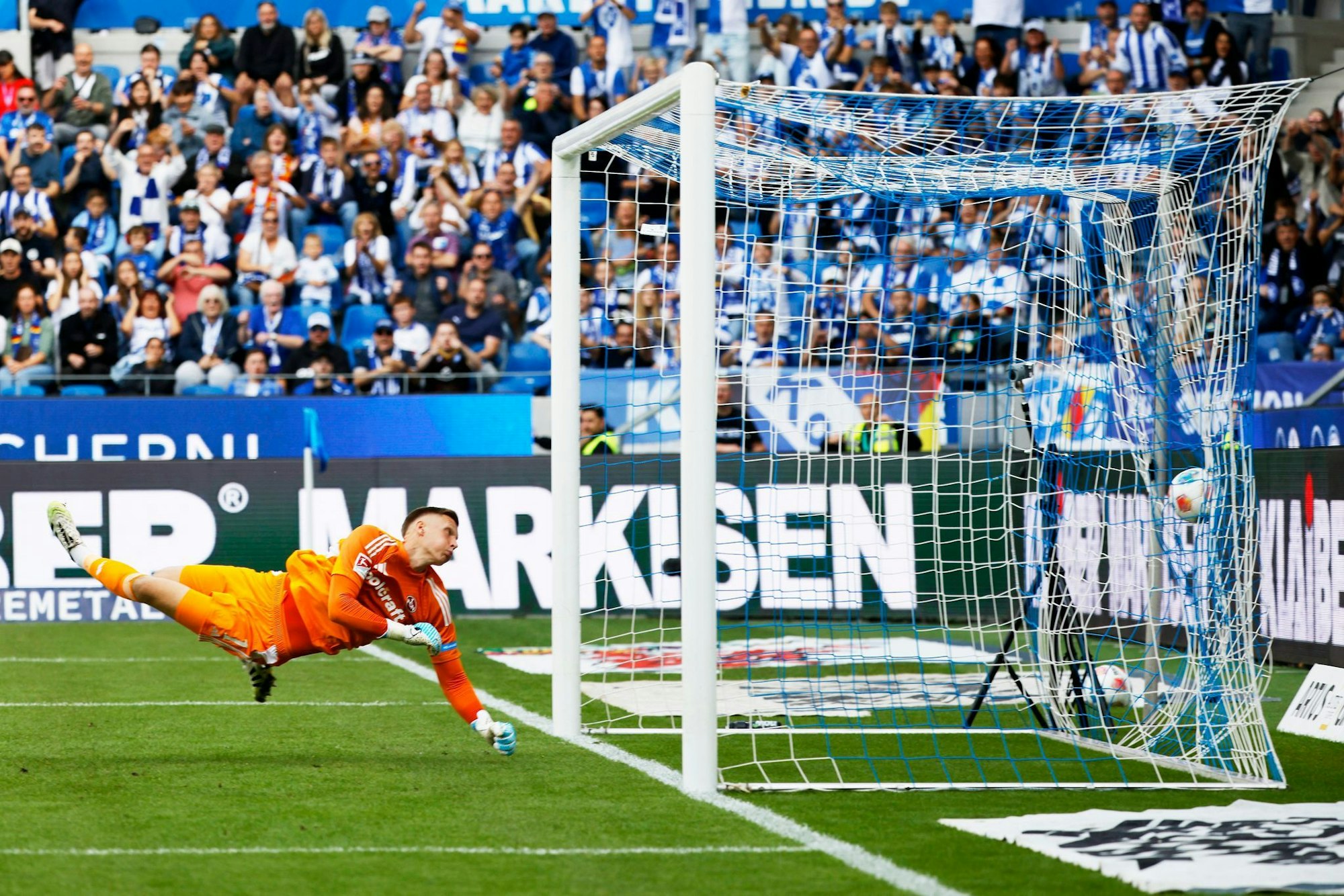 Nürnbergs Torwart Jan Reichert ist bei Karlsruhes 1:0 ohne Abwehrchance.