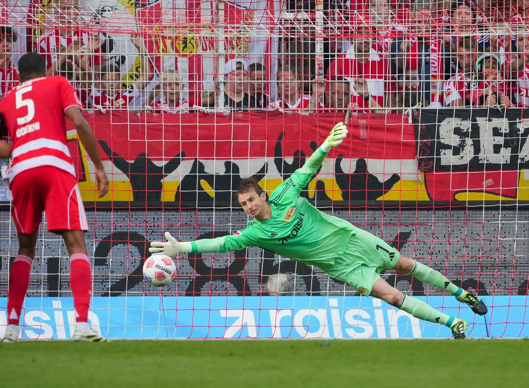 Union-Keeper Rönnow ahnt beim Elfmeter die richtige Ecke.
