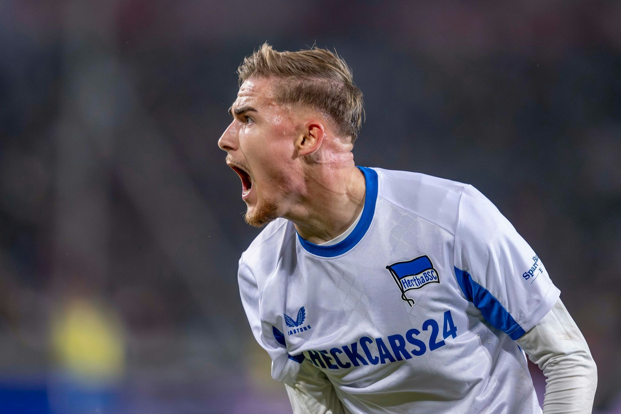 Marten Winkler schreit seine Freude heraus.