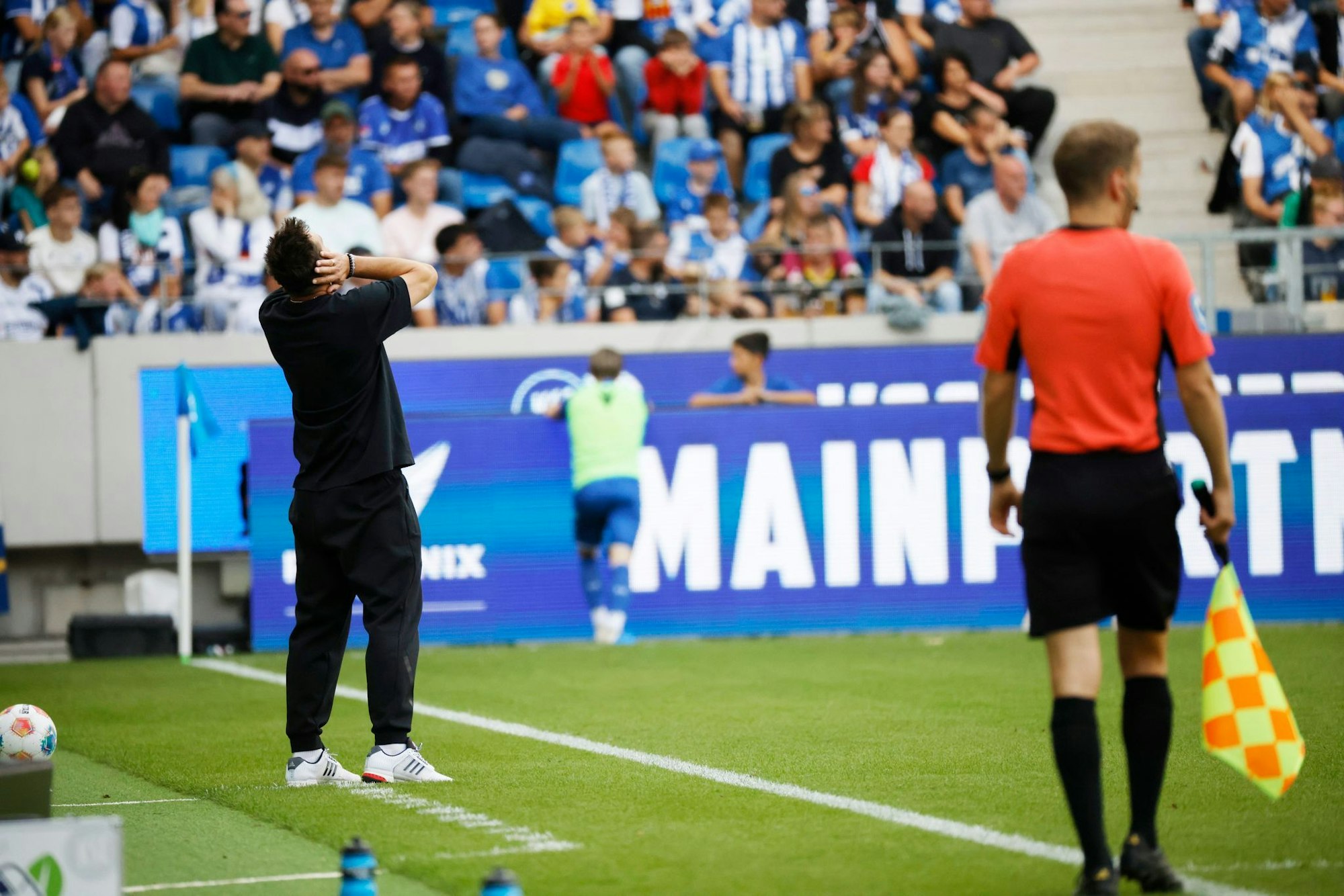 Miroslav Klose reagiert am Spielfeldrand.