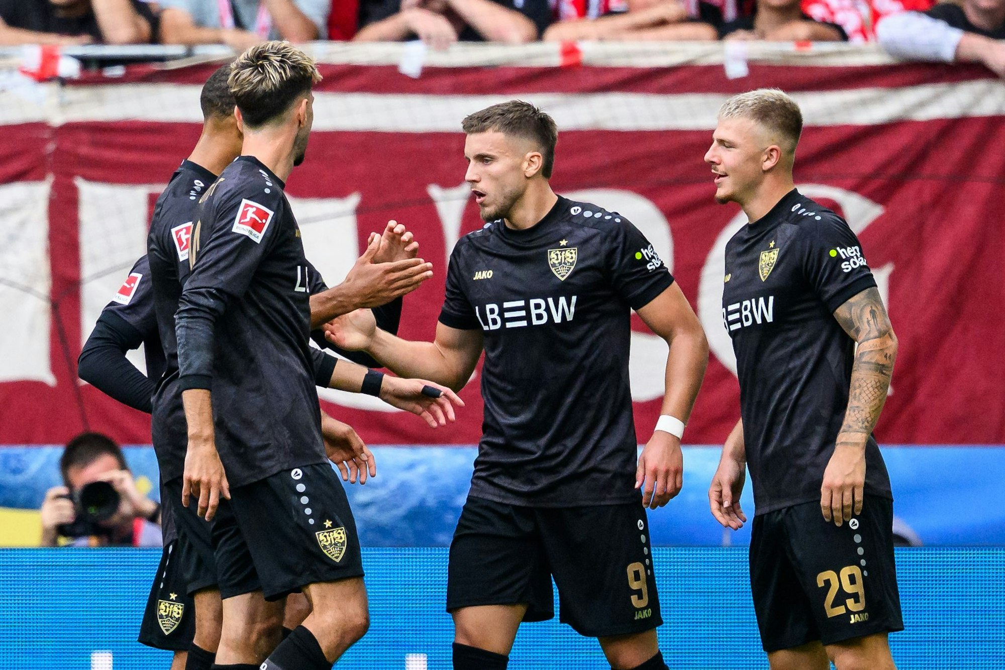 Ermedin Demirovic lässt sich als Torschütze zum 1:0 des VfB feiern.