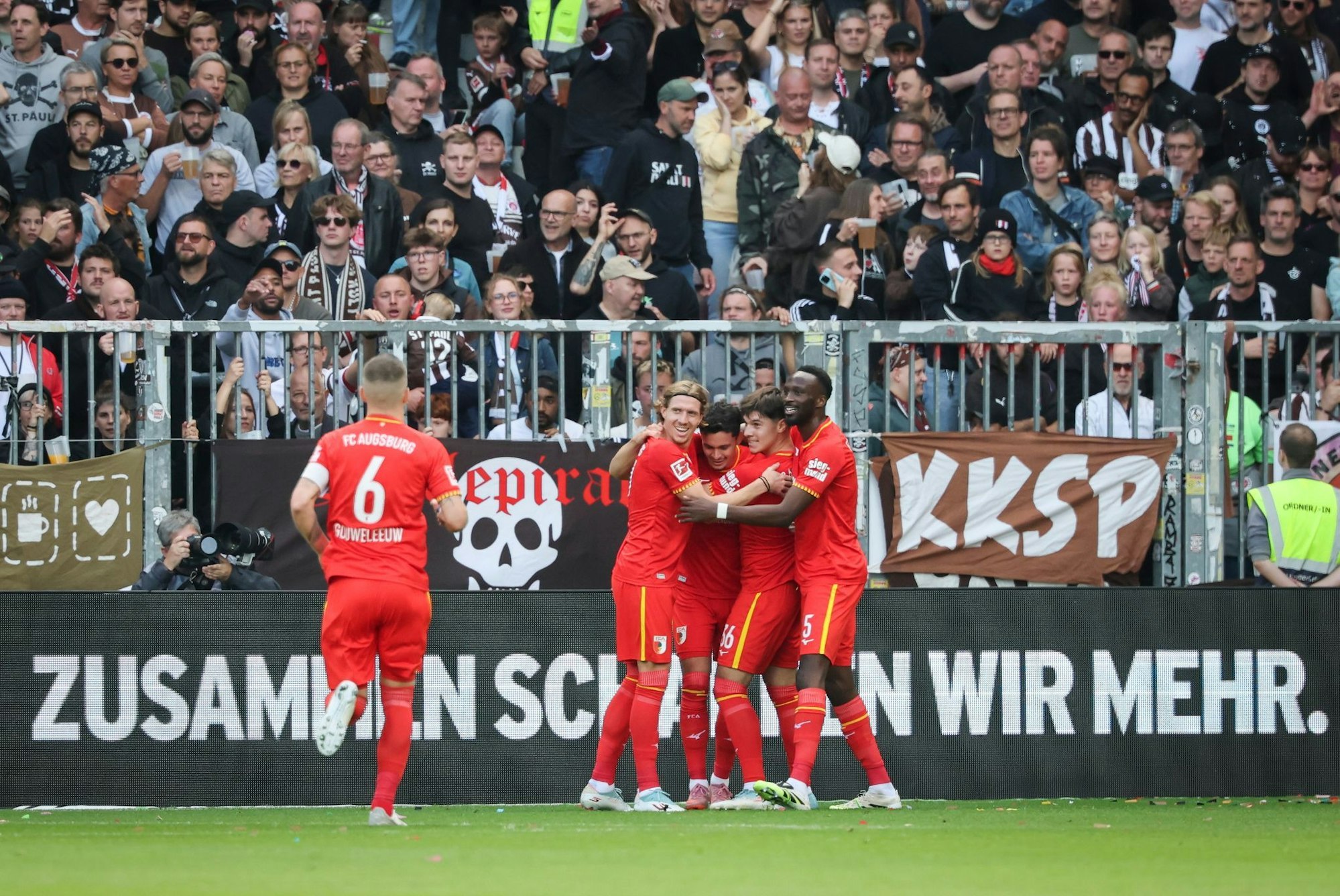 1:0 für Augsburg: Fabian Rieder (M) jubelt am Millerntor.