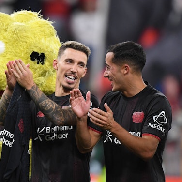 : Bayer Maskottchen Brian the Lion , Alejandro Grimaldo und Lucas Vazquez