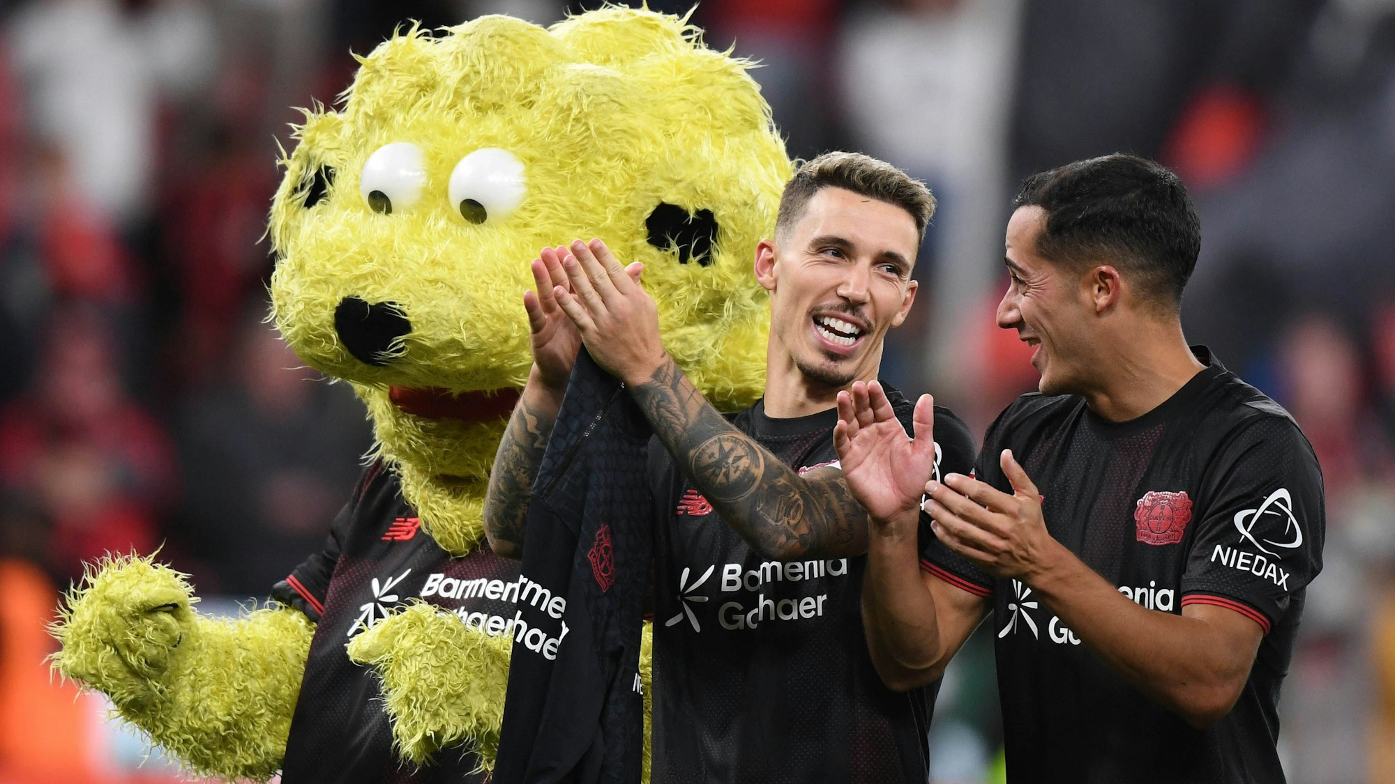 : Bayer Maskottchen Brian the Lion , Alejandro Grimaldo und Lucas Vazquez