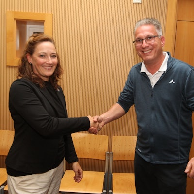 Amtsinhaberin Nicole Berka tauschte sich am Wahlabend mit ihrem Mitbewerber Guido Vierkötter aus.