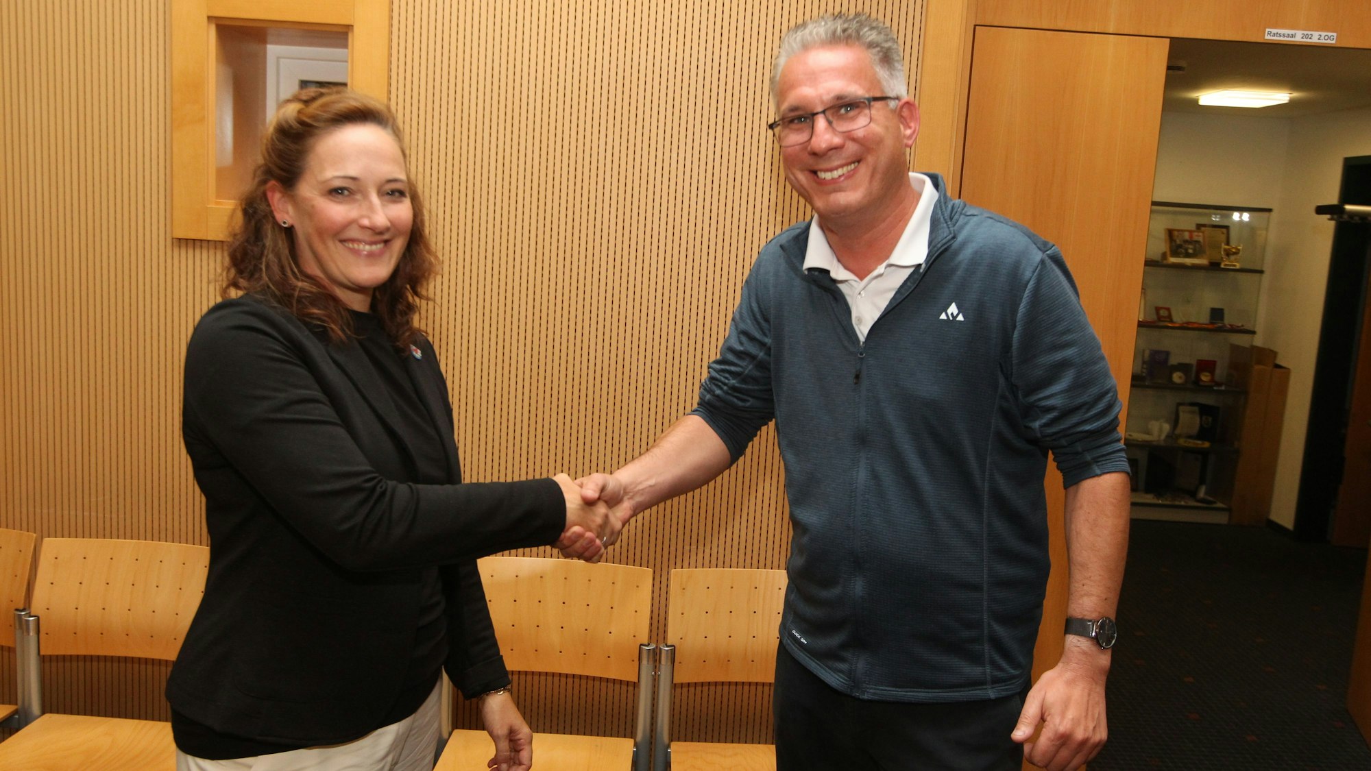 Amtsinhaberin Nicole Berka tauschte sich am Wahlabend mit ihrem Mitbewerber Guido Vierkötter aus.