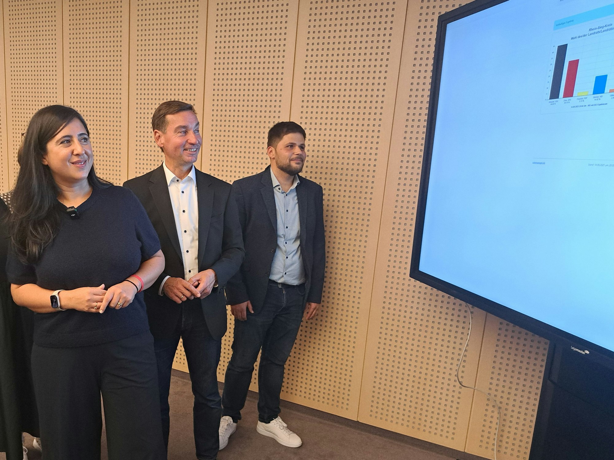 SPD-Landratskandidatin Sara Zorlu steht vor einem Monitor im Siegburger Kreishaus.