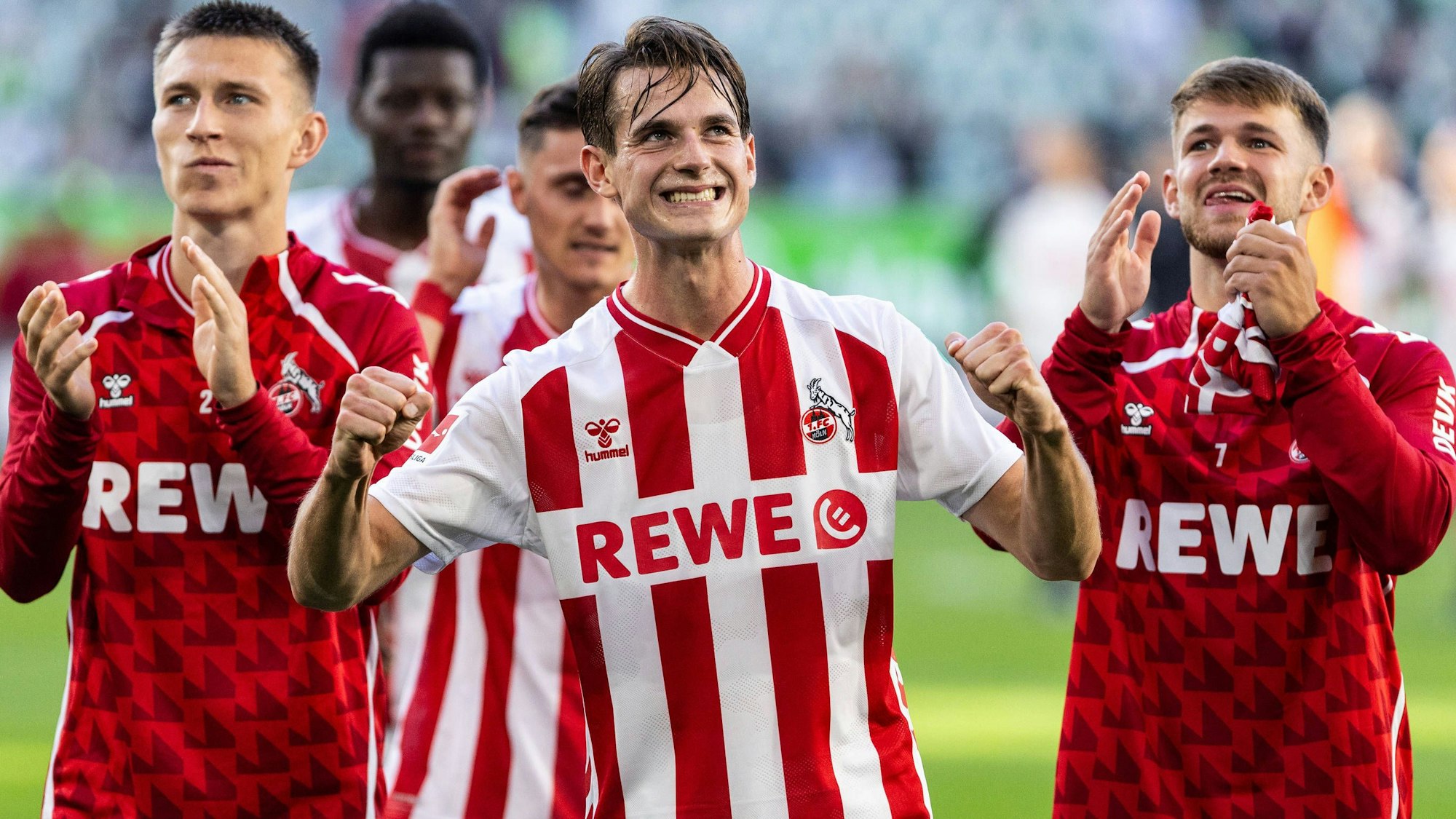 Torschütze Jakub Kaminski (Mitte) jubelt nach seinem Treffer zum 3:3 mit den Teamkameraden.