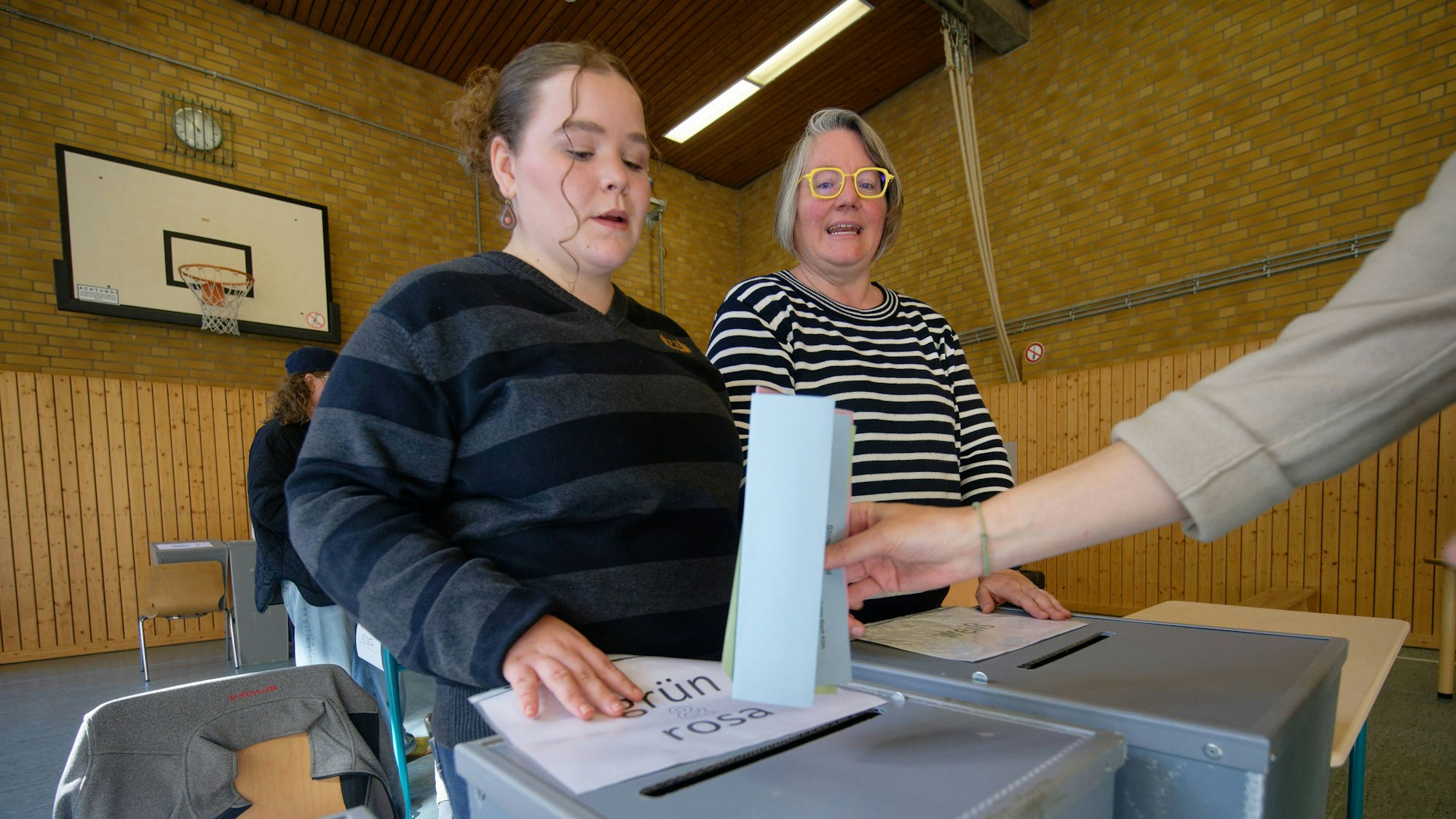 14.09.2025, Nordrhein-Westfalen, Köln: Die jüngste Wahlhelferin Kölns, Giulianna Göb (l), geboren im August 2009, und ihre Mutter Bettina Göb arbeiten im Wahllokal in der Grundschule Balthasarstraße. Am Sonntag finden in Nordrhein-Westfalen Kommunalwahlen statt. Foto: Henning Kaiser/dpa +++ dpa-Bildfunk +++