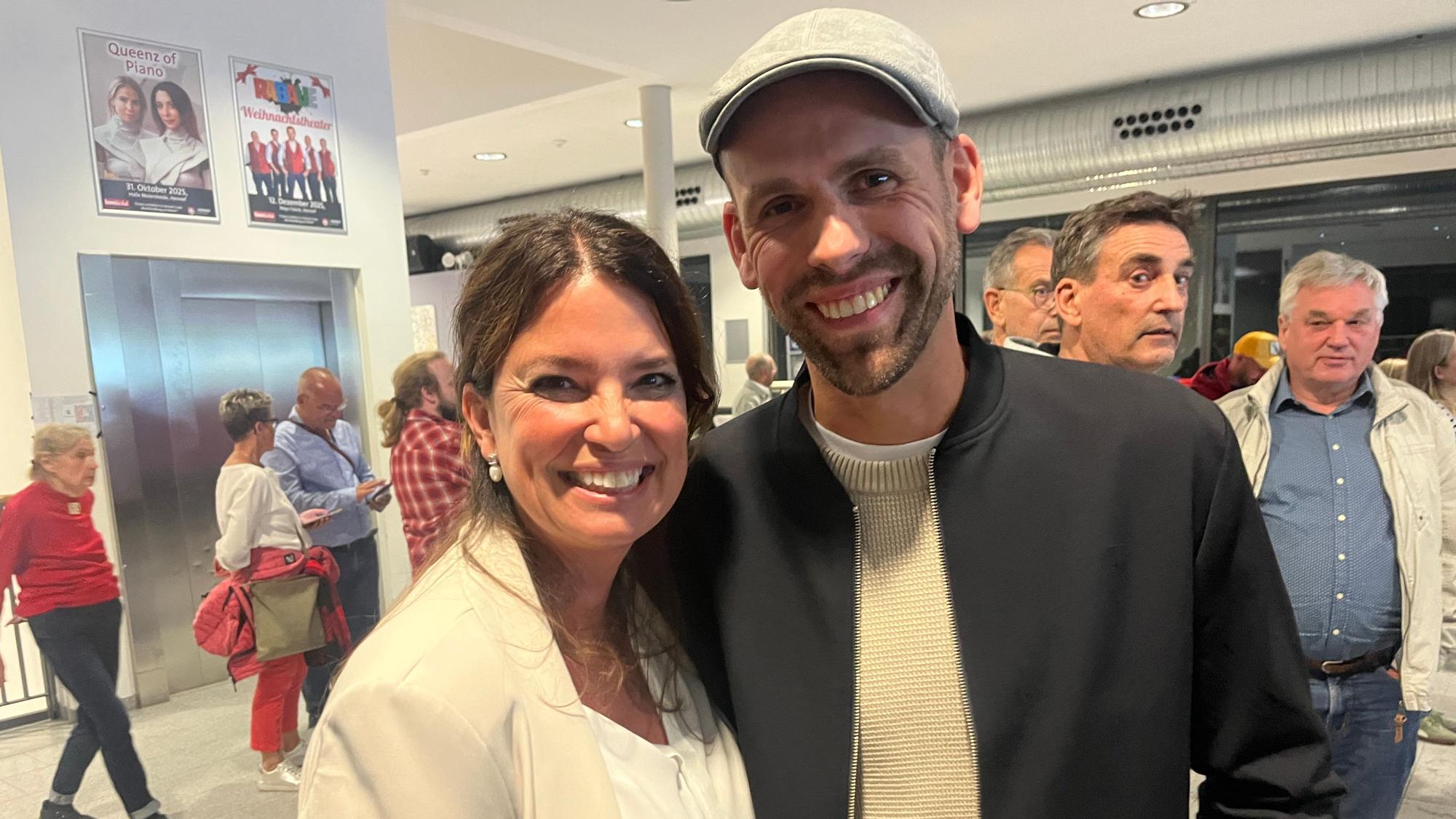 CDU-Kandidatin Nadja Johnen gratulierte Max Heller, der seinen Wahlkreis gewann.