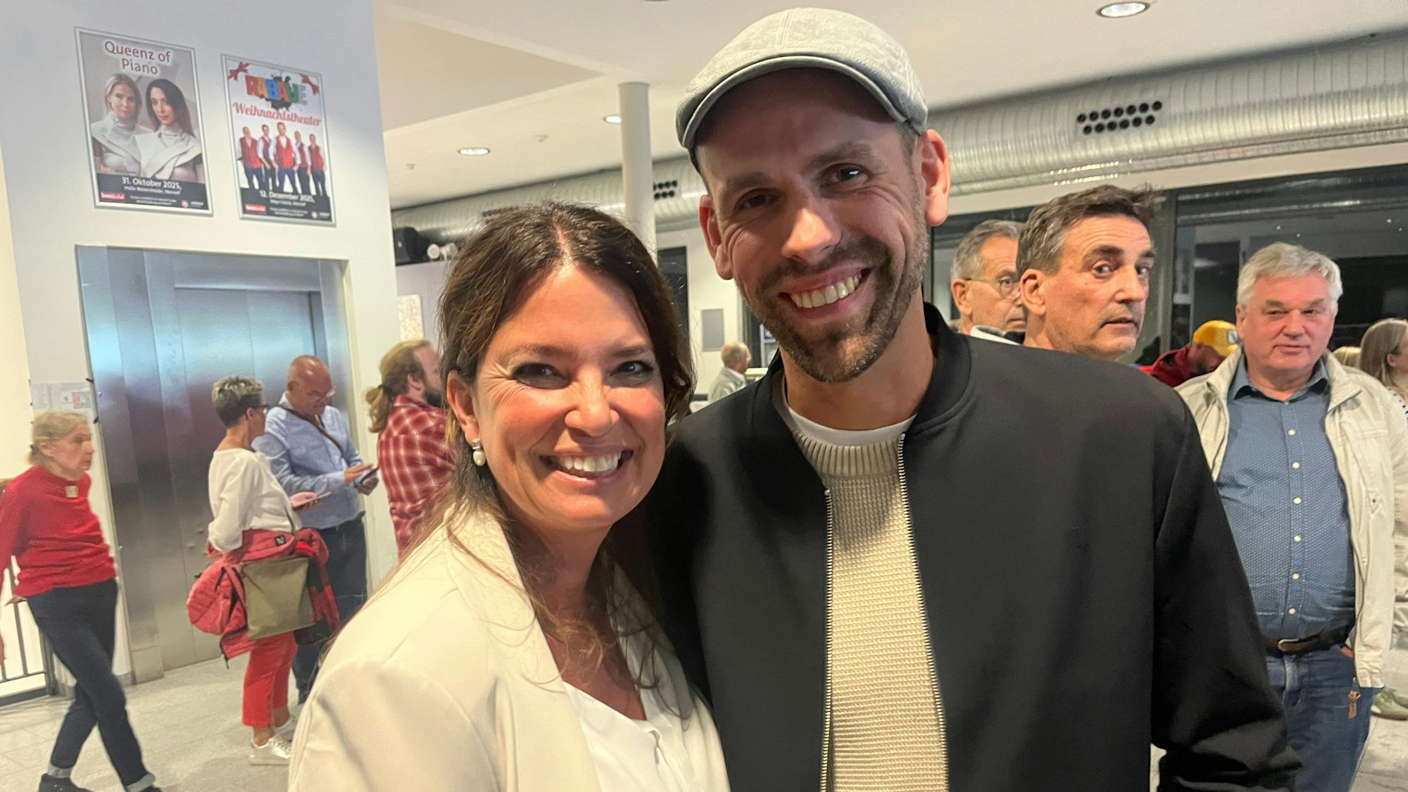 CDU-Kandidatin Nadja Johnen gratulierte Max Heller, der seinen Wahlkreis gewann.