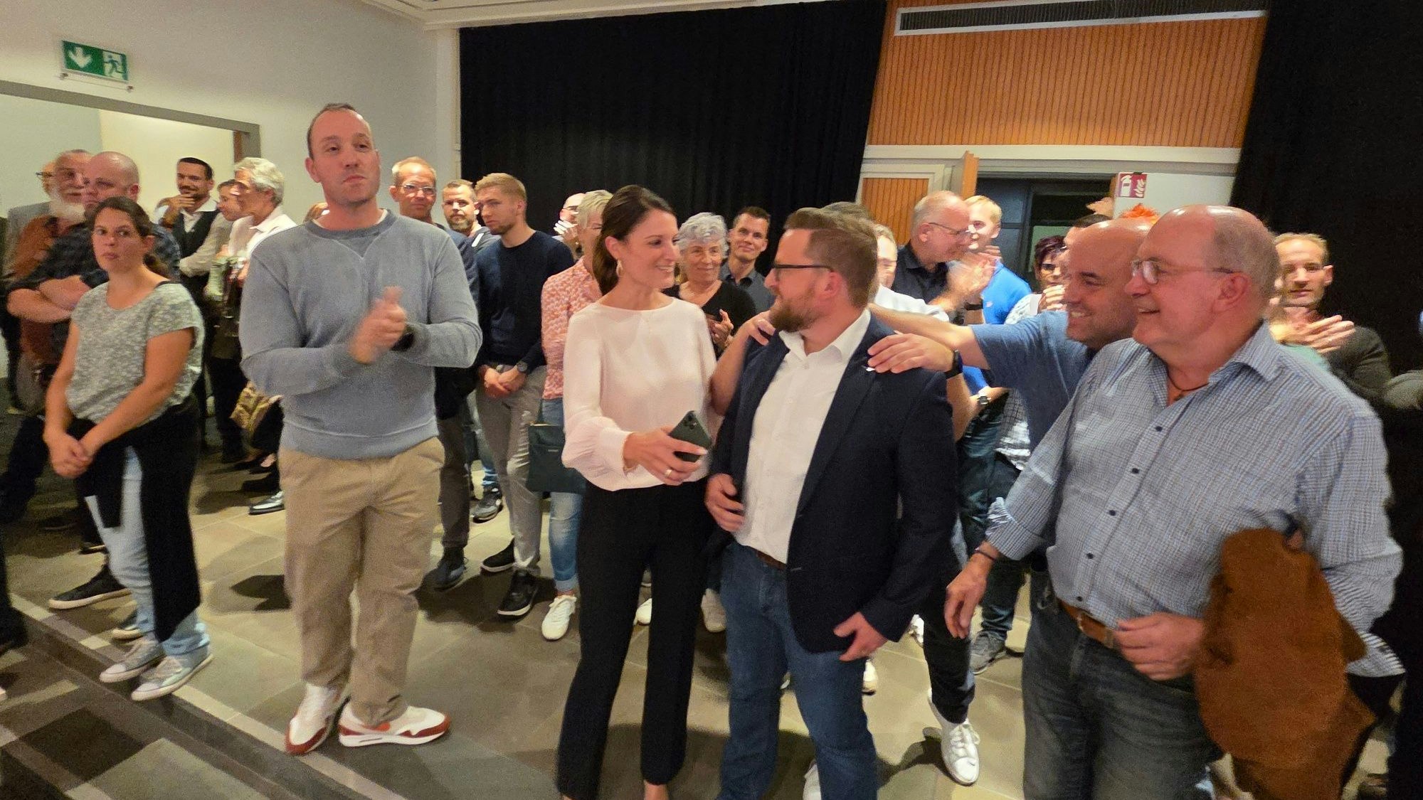 Lukas Miebach bekommt Gratulationen.