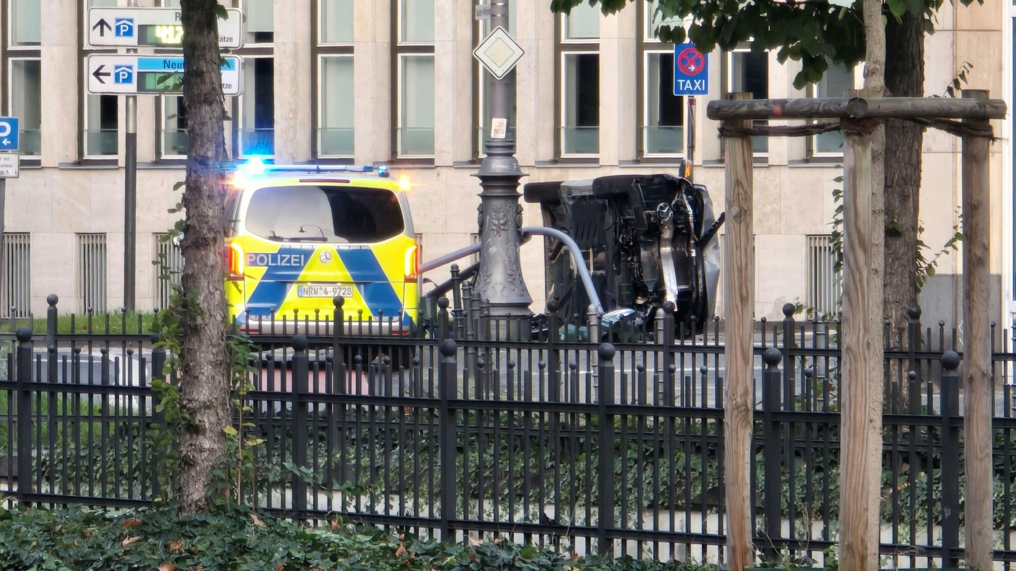Nach dem Unfall beim Ausfahren aus dem Parkhaus in Köln lag das Auto auf der Seite.