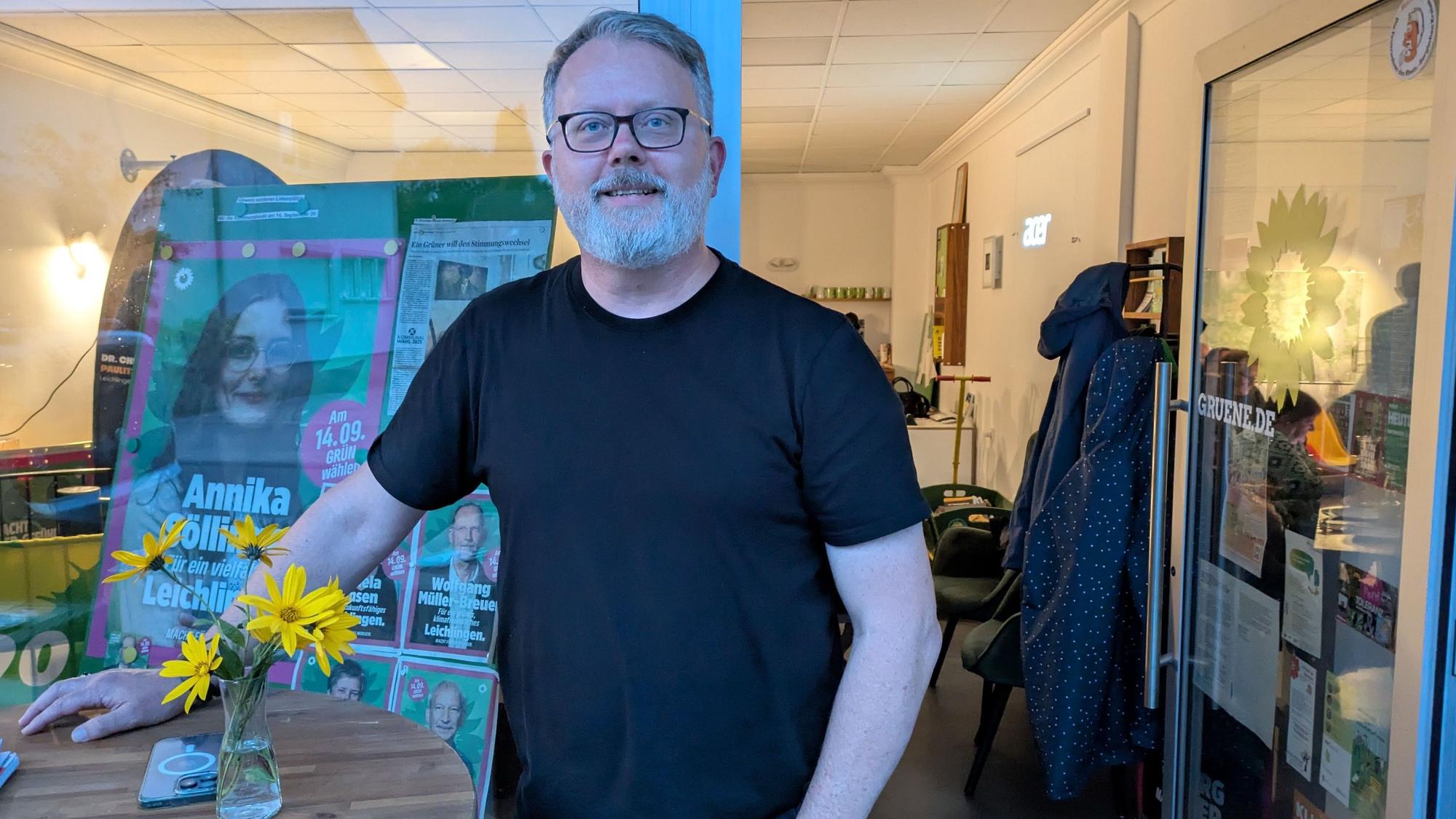 Christian Paulitz-Erdmann steht vor dem Büro der Grünen.