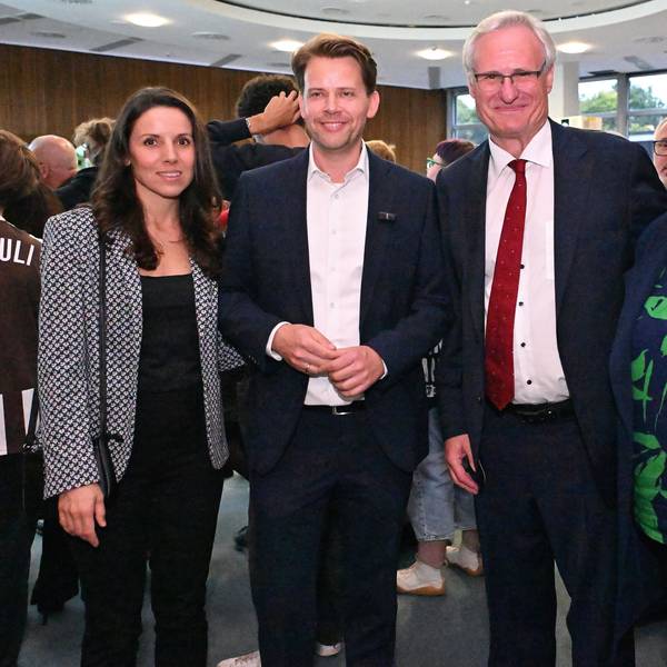 Arne von Boetticher (CDU, 2.v.l. mit Ehefrau Angela), Robert Gordon Winkels (SPD) mit Gattin Berrit im Kreishaus.