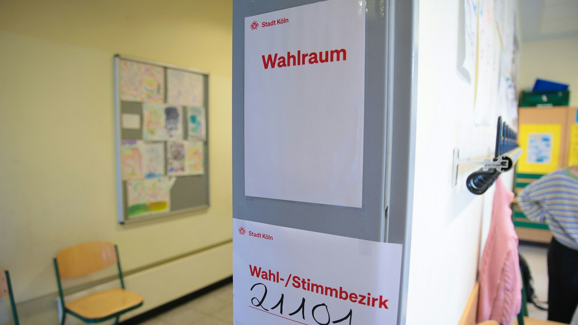 Auch das Wahllokal in der Johannes-Guttenberg-Realschule in Godorf schließt um 18 uhr.