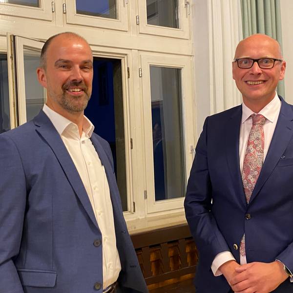 Guido Waters und Sebastian Glatzel stehen nebeneinander.