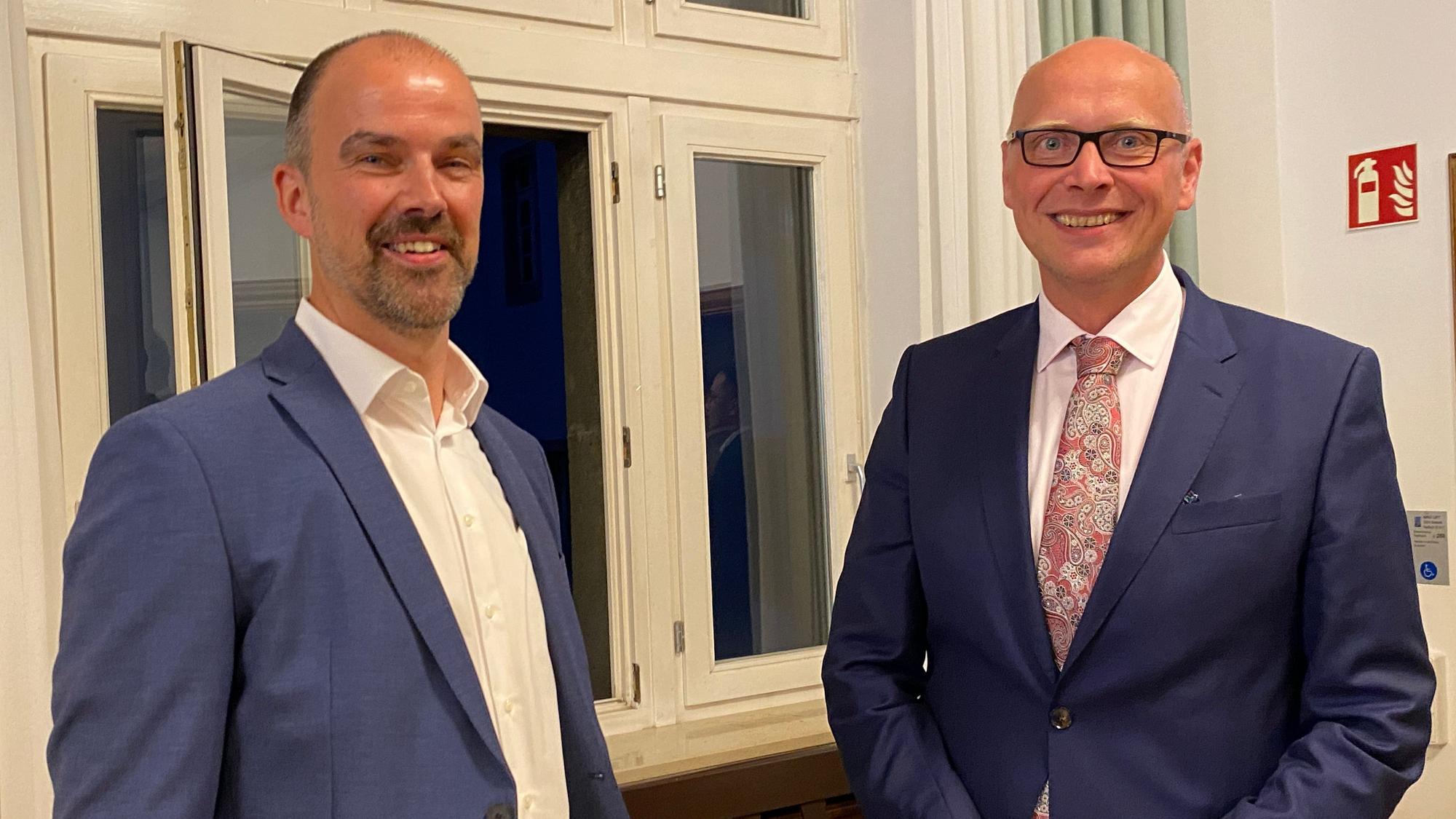 Guido Waters und Sebastian Glatzel stehen im Ratssaal in Bad Münstereifel nebeneinander.