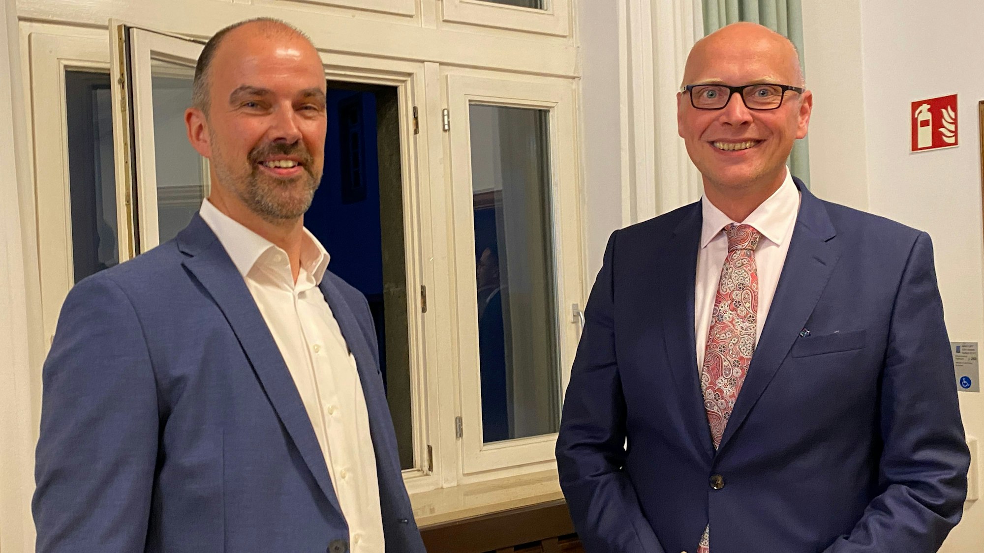 Guido Waters und Sebastian Glatzel stehen im Ratssaal nebeneinander.