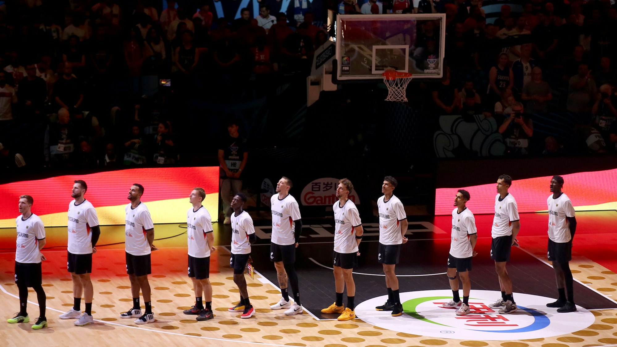 Deutschlands Spieler beim Hören der Hymne.