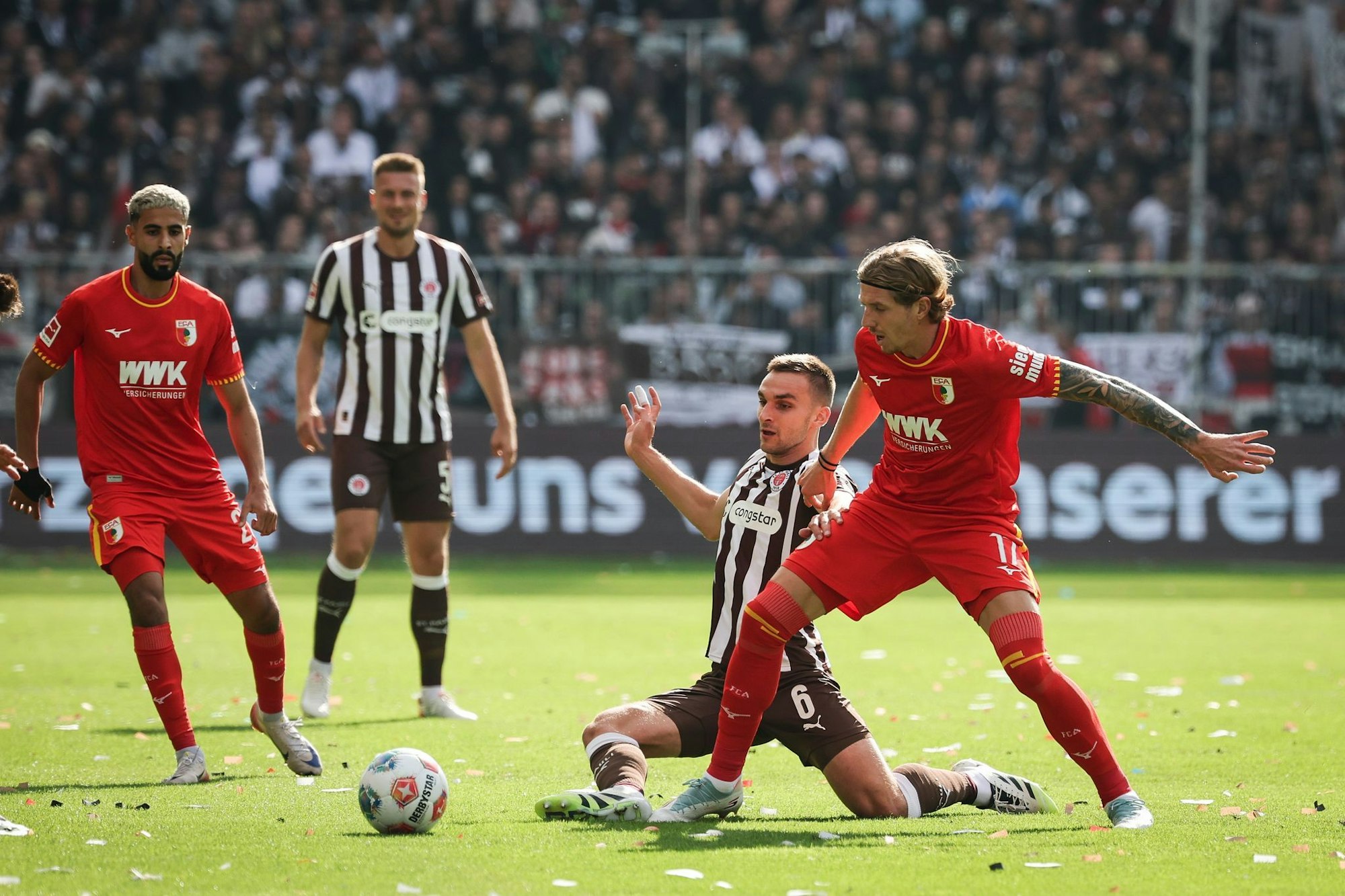 Im Zweikampf: Kristijan Jakić vom FC Augsburg (r) und St. Paulis James Sands.