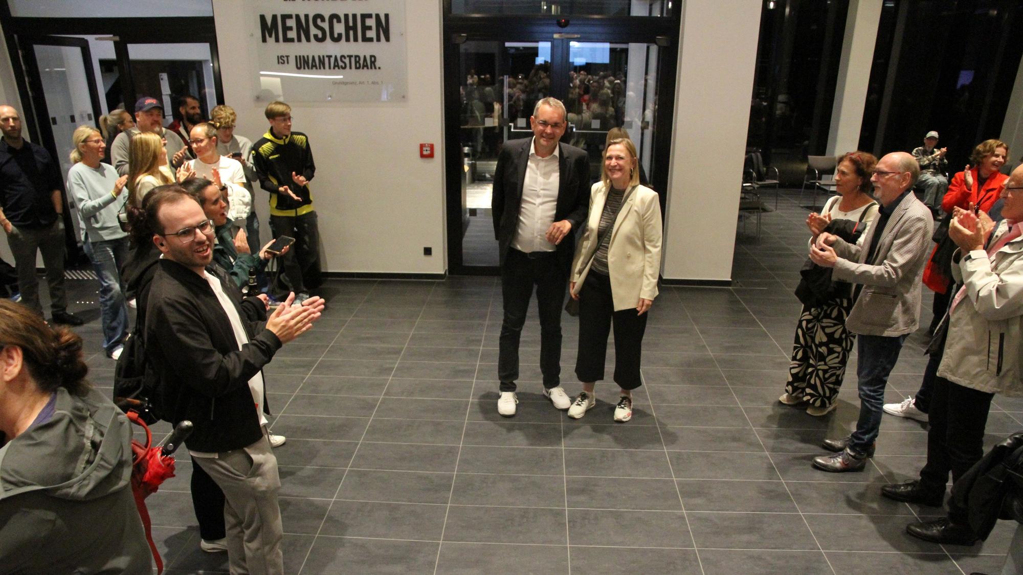 Die SPD feiert Amtsinhaber Stefan Rosemann, der mit Ehefrau Ulrike zur Wahlparty kam.