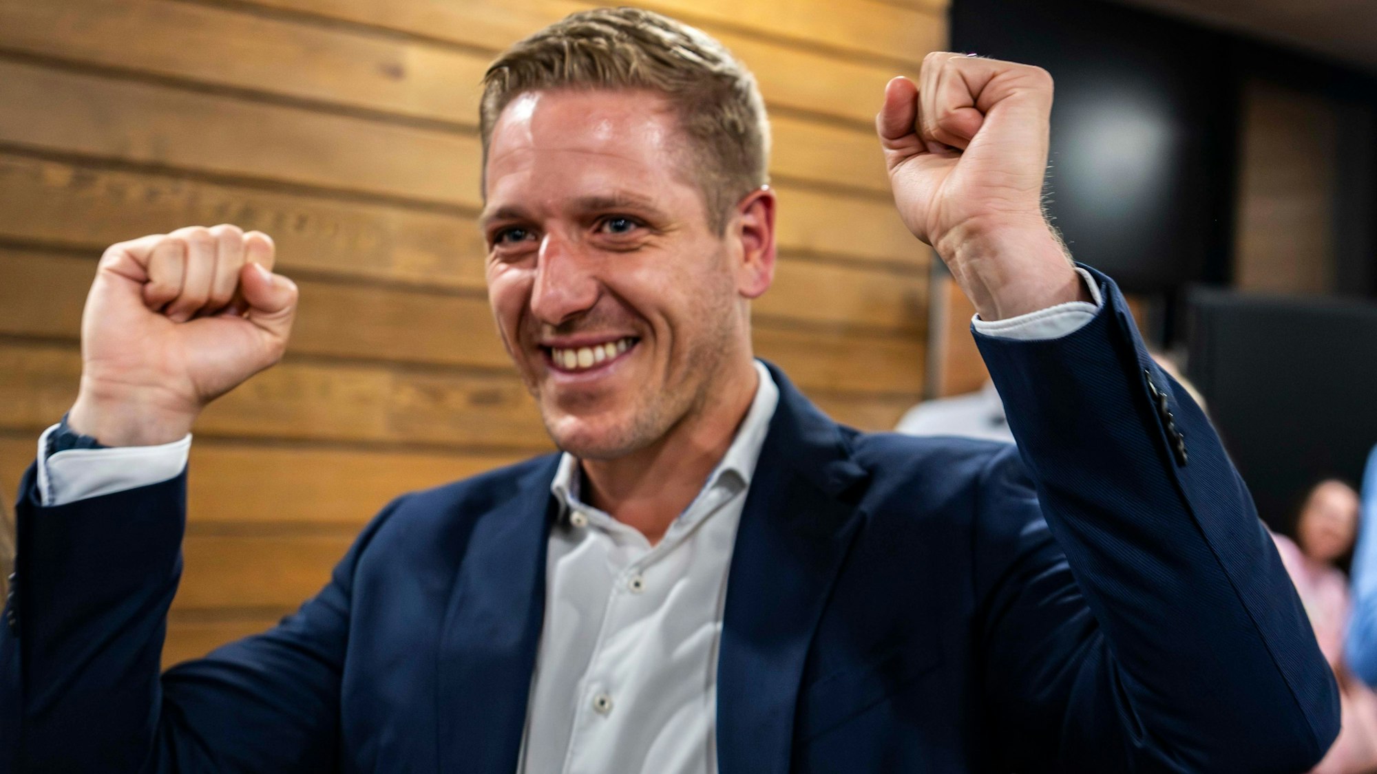 Das Bild zeigt Markus Ramers, der beide Fäuste nach dem Sieg ballt.