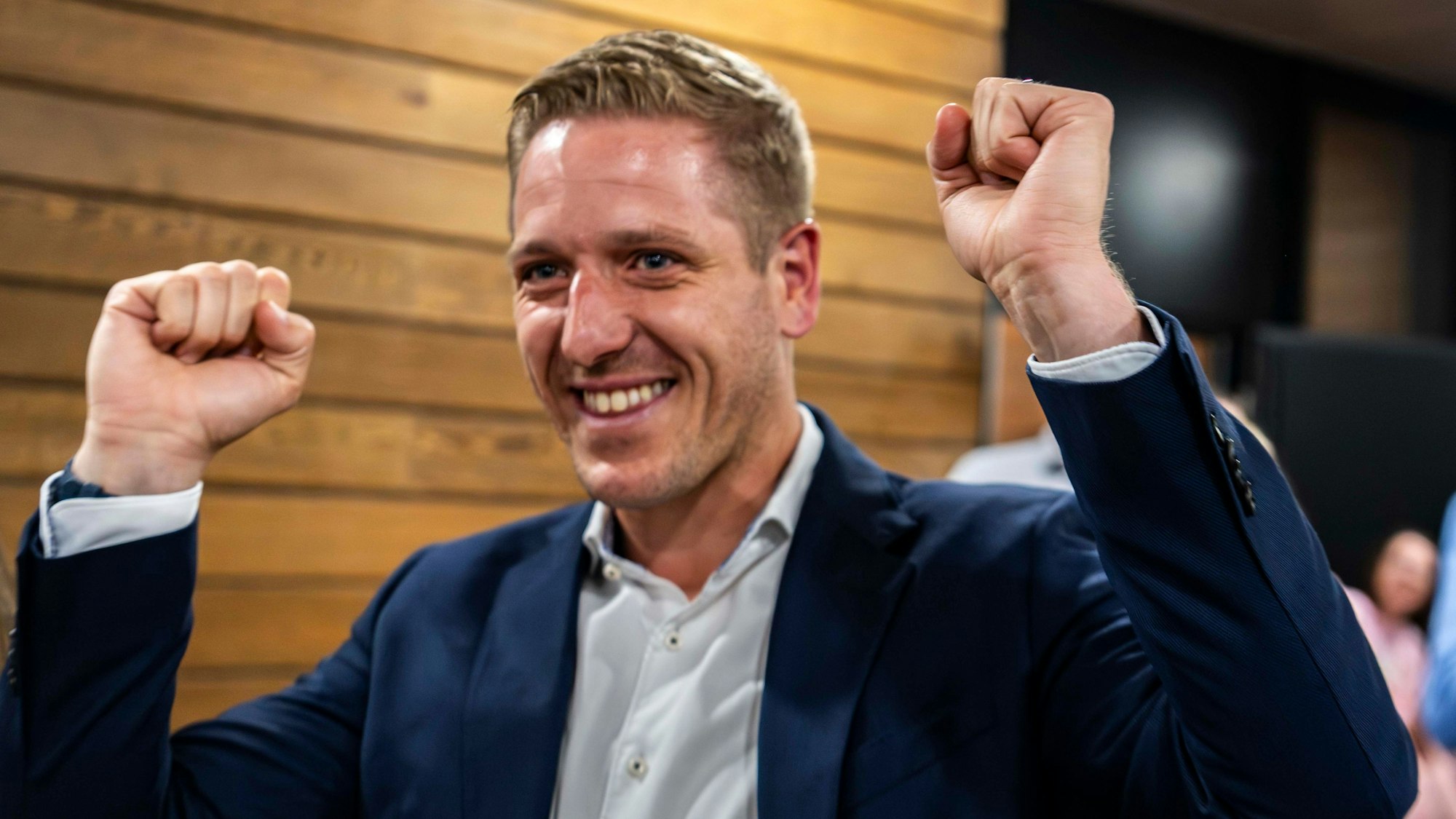Markus Ramers hat die Fäuste zum Jubel erhoben. Er ist gerade zum Landrat im Kreis Euskirchen wiedergewählt worden.