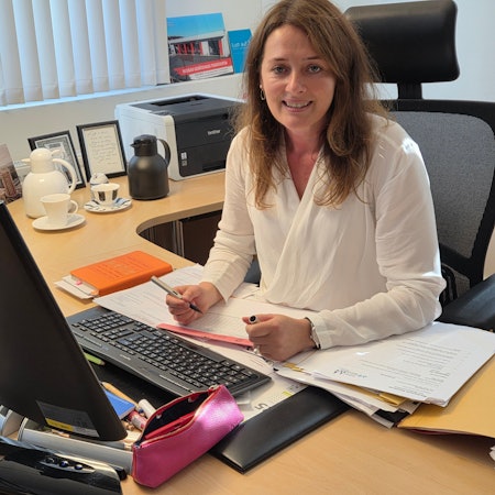 Larissa Weber in ihrem Büro am Schreibtisch.