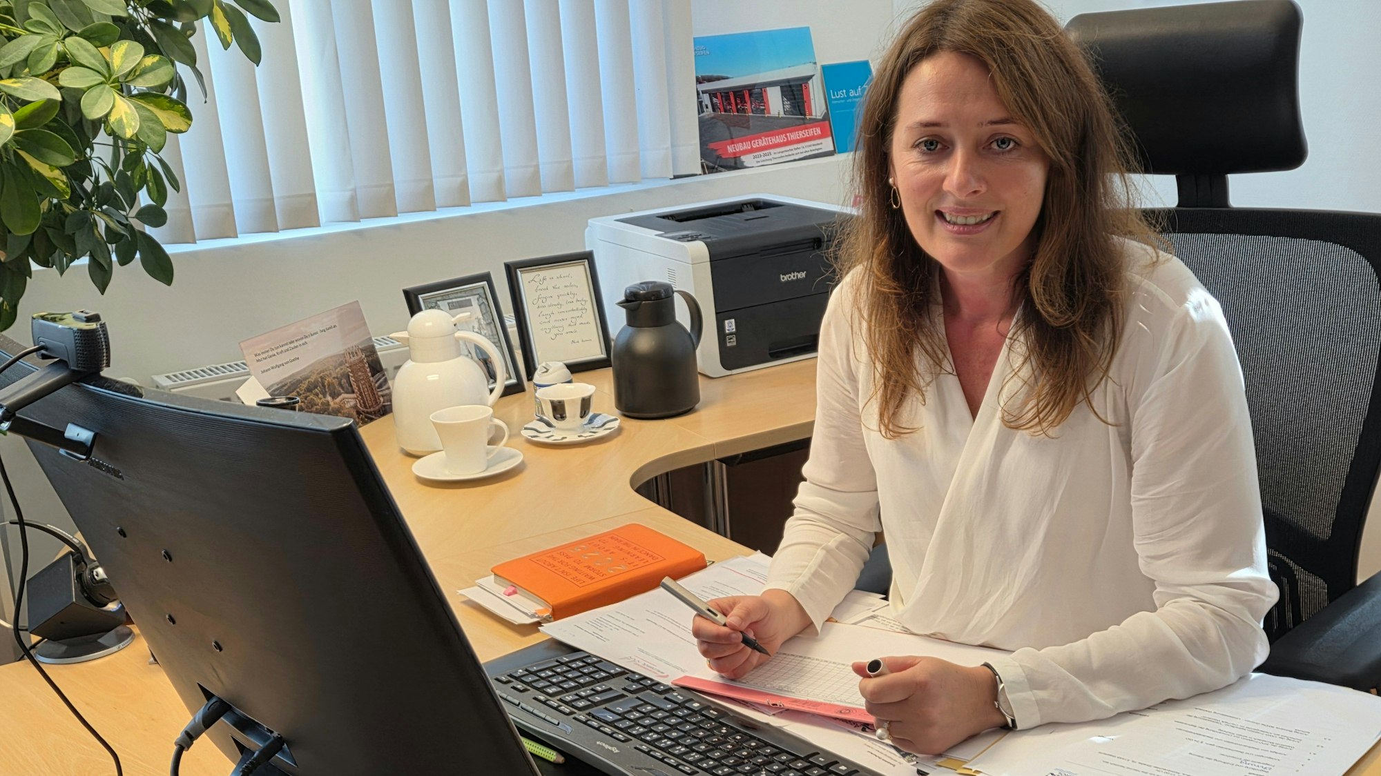 Larissa Weber in ihrem Büro am Schreibtisch.