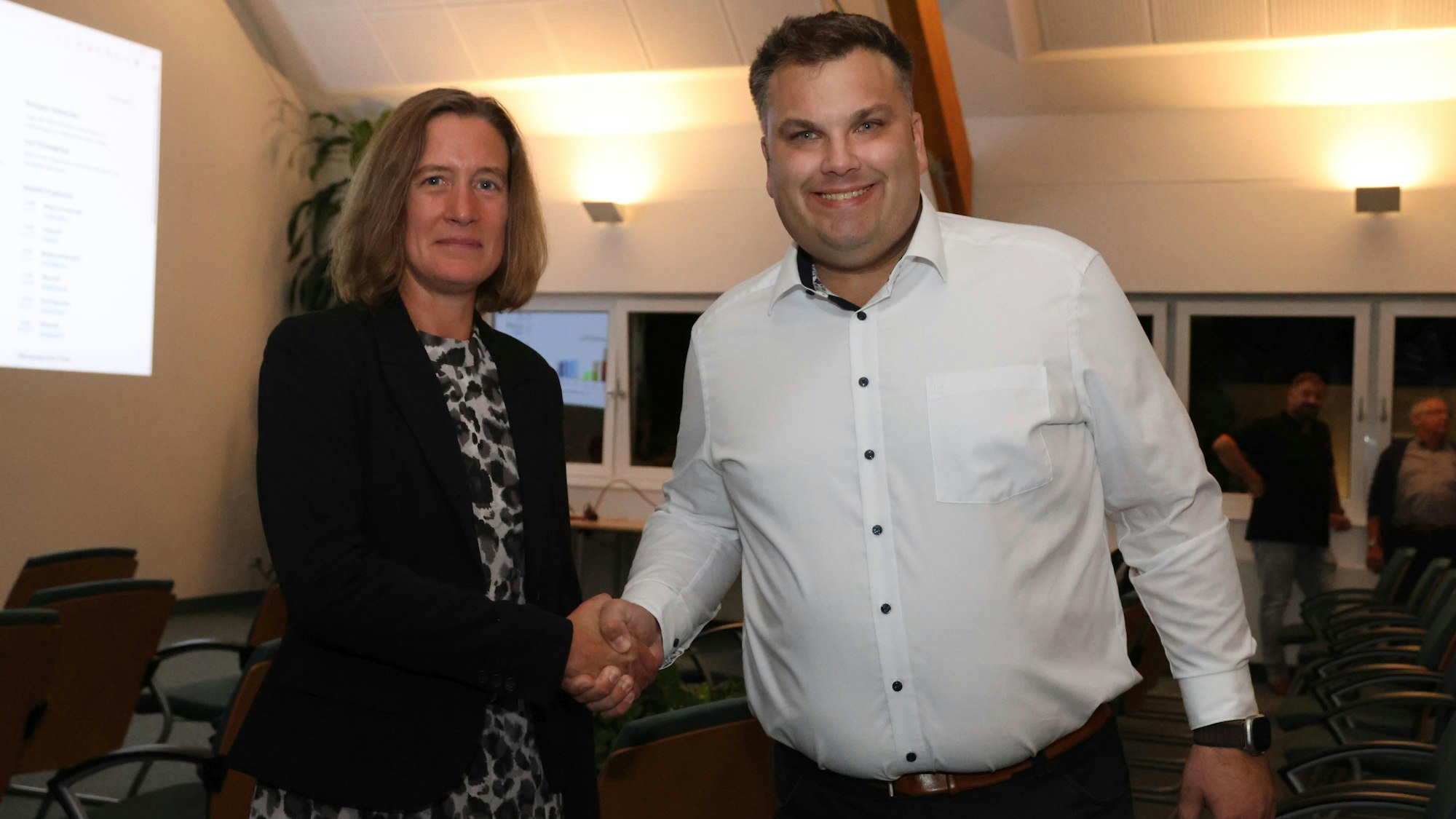 Nadja Hansmann und Jan Schumacher geben sich die Hand.