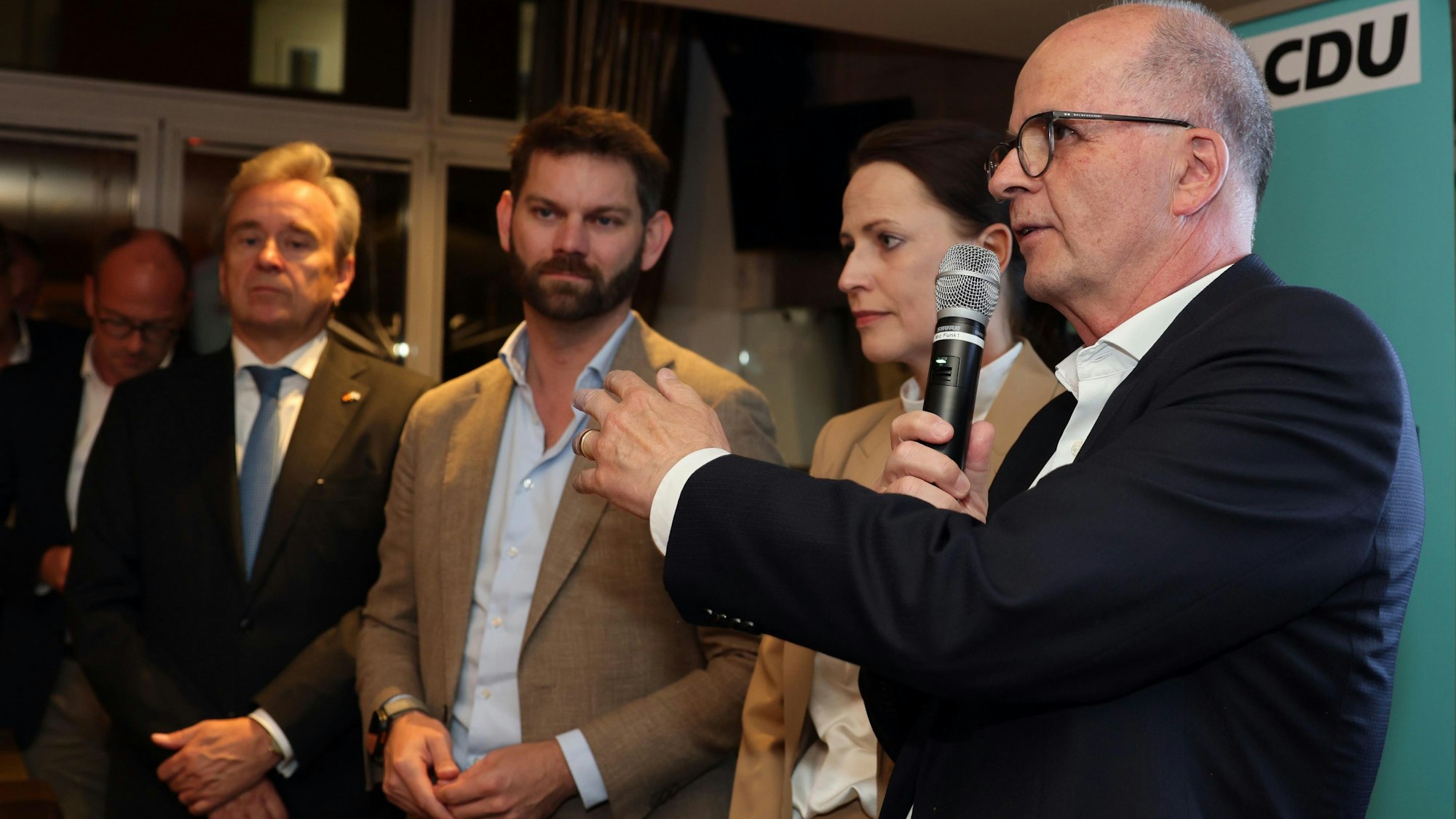 Erklärungsversuche: Markus Greitemann (r.) sah viele lange Gesichter am Wahlabend bei der CDU.