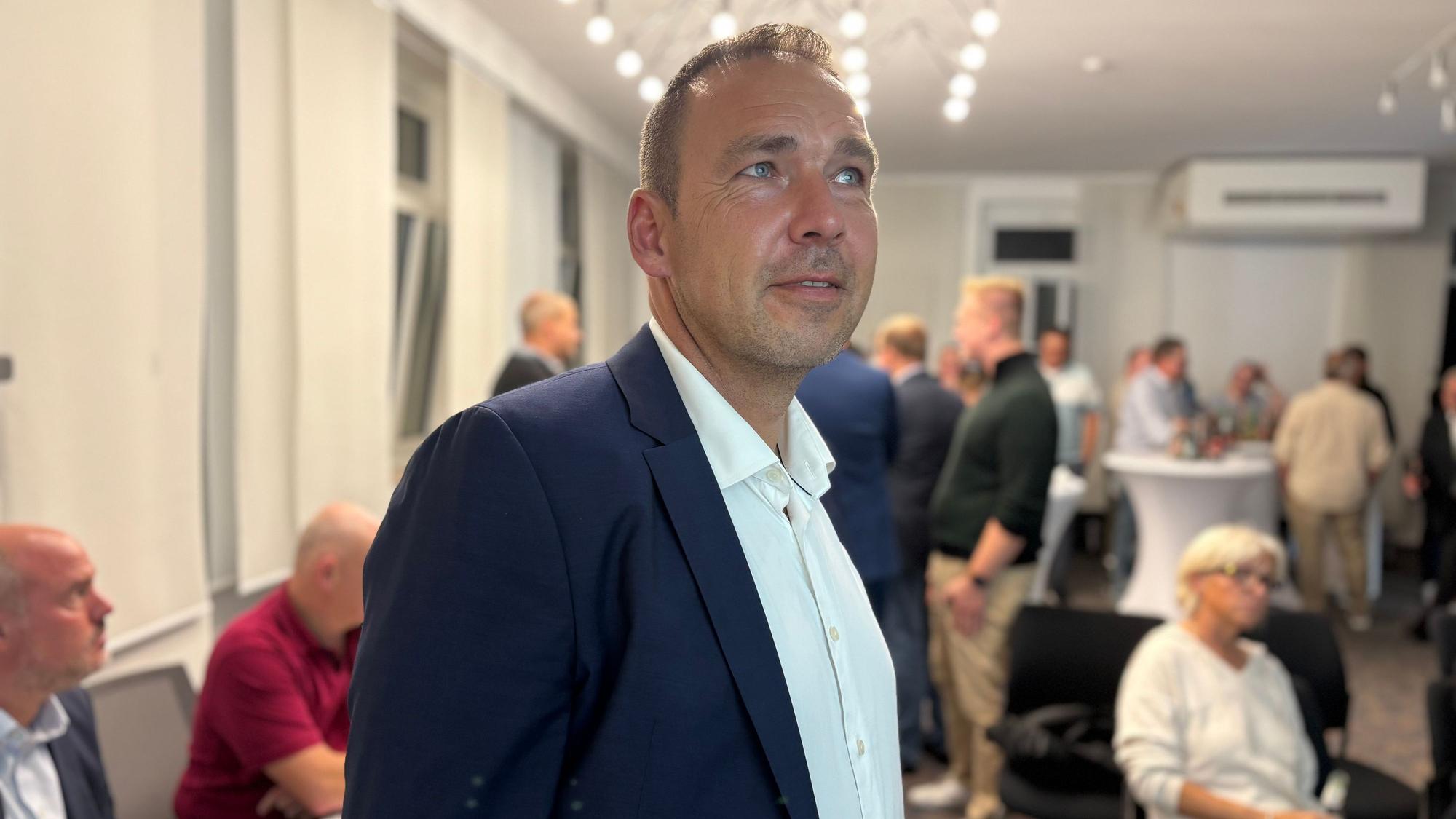 Dino Steuer schaut auf das Wahlergebnis.