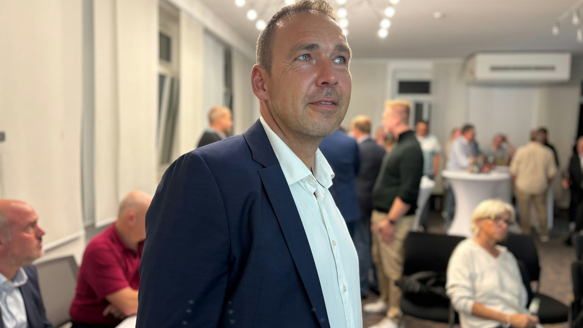 Das Bild zeigt Dino Steuer während des Wahlabends im Portrait.