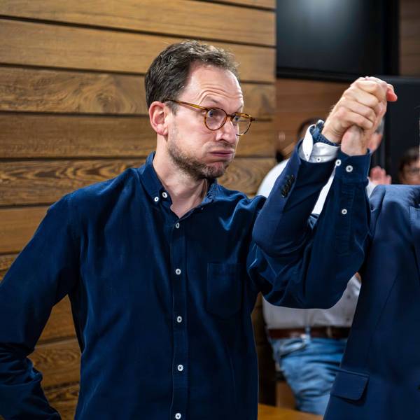 Das Bild zeigt die beiden Genannten nach der Wahl im Kreishaus. Jeder reißt einen Arm nach oben.