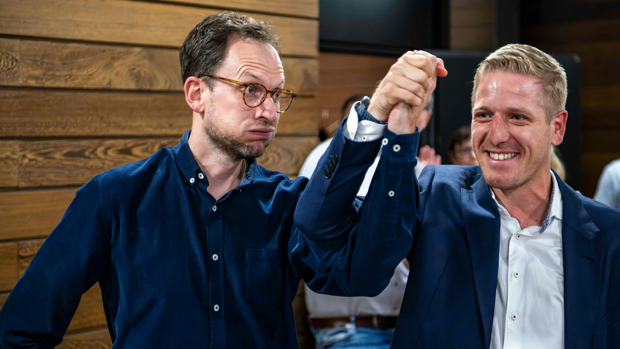 Das Bild zeigt die beiden Genannten nach der Wahl im Kreishaus. Jeder reißt einen Arm nach oben.