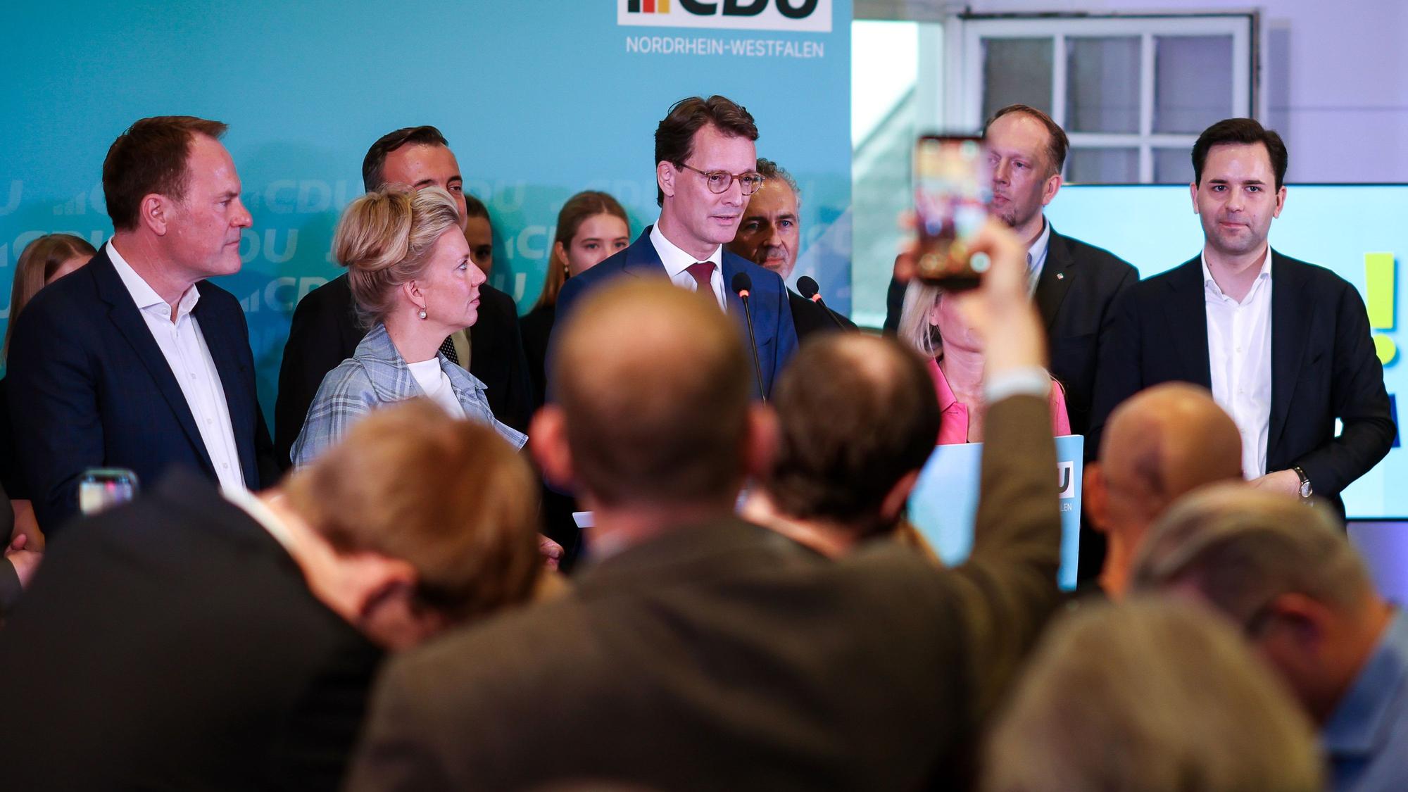 Deutlich vom Bundestrend abgesetzt hat sich die NRW-CDU bei der Kommunalwahl: Ministerpräsident Hendrik Wüst auf der Wahlparty.