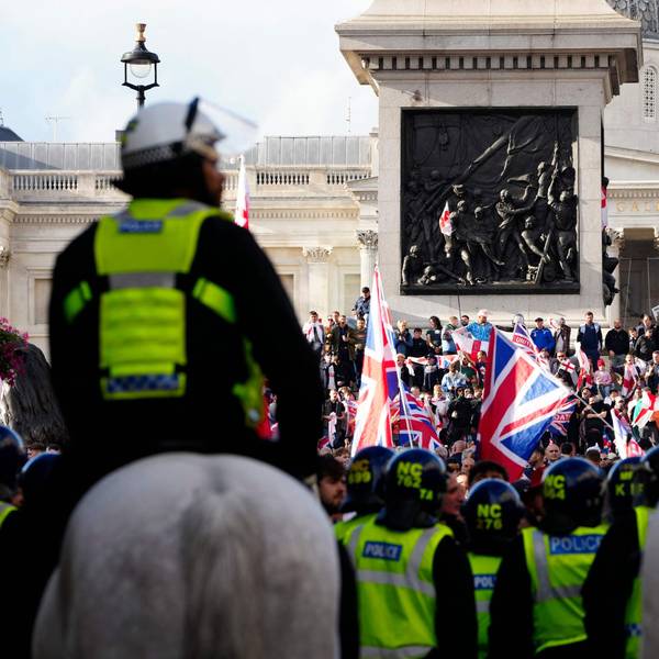 Berittene Polizei steht Demonstranten mit Union Jacks gegenüber.