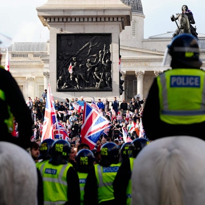 Berittene Polizei steht Demonstranten mit Union Jacks gegenüber.