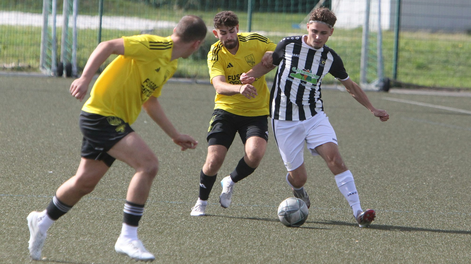 Außenverteidiger Luca Viola (rechts) und der TuS Mondorf trennte sich von Marialinden mit 2:2.