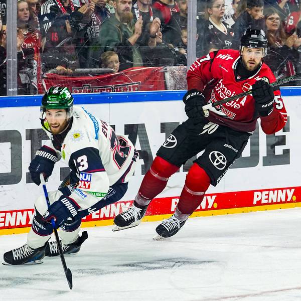 Nach einer eigenen 3:0-Führung mussten Brady Austin (r.) und die Haie den Eisbären meist hinterherlaufen.