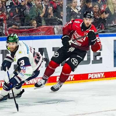 Nach einer eigenen 3:0-Führung mussten Brady Austin (r.) und die Haie den Eisbären meist hinterherlaufen.