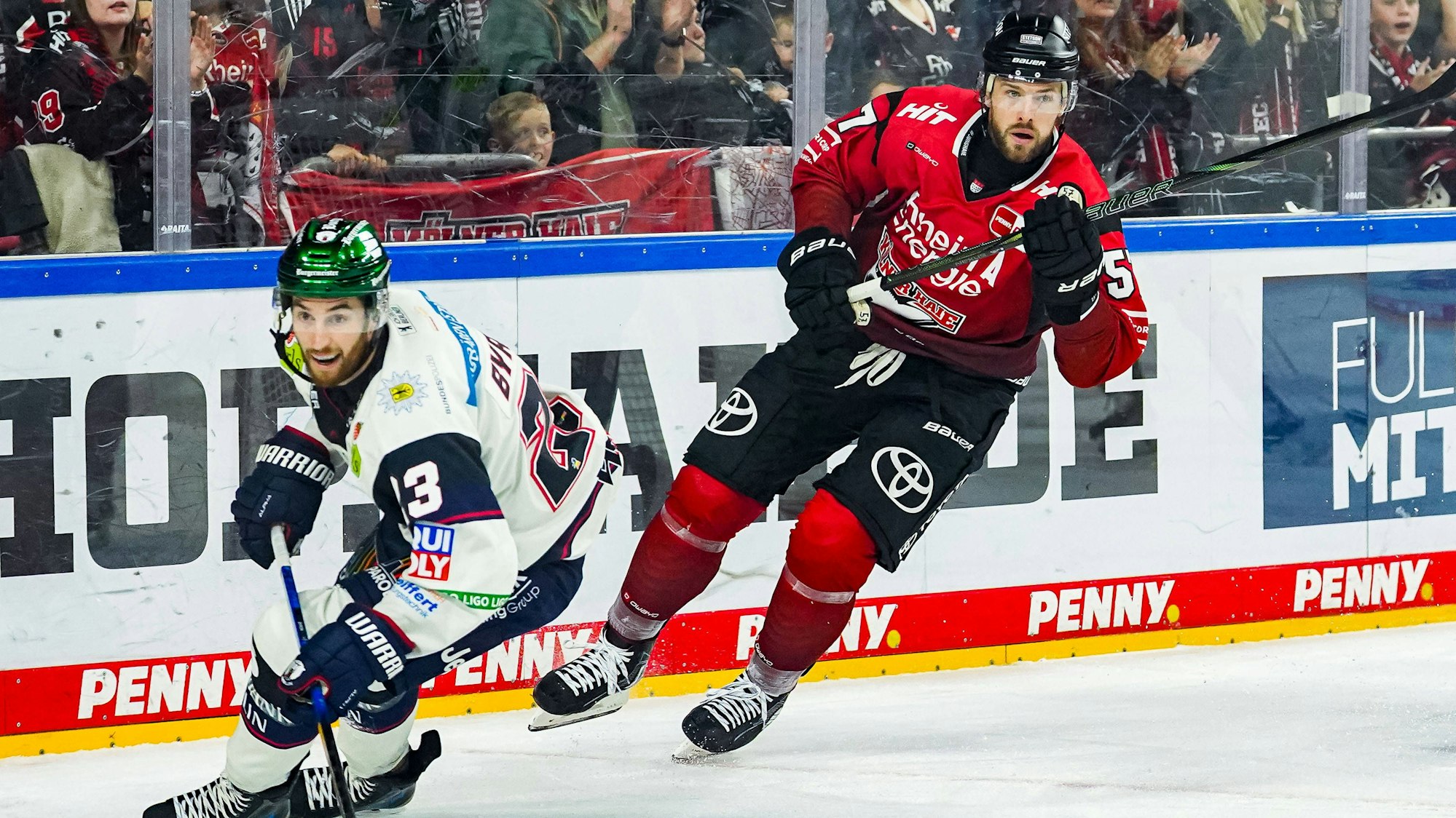Nach einer eigenen 3:0-Führung mussten Brady Austin (r.) und die Haie den Eisbären meist hinterherlaufen.