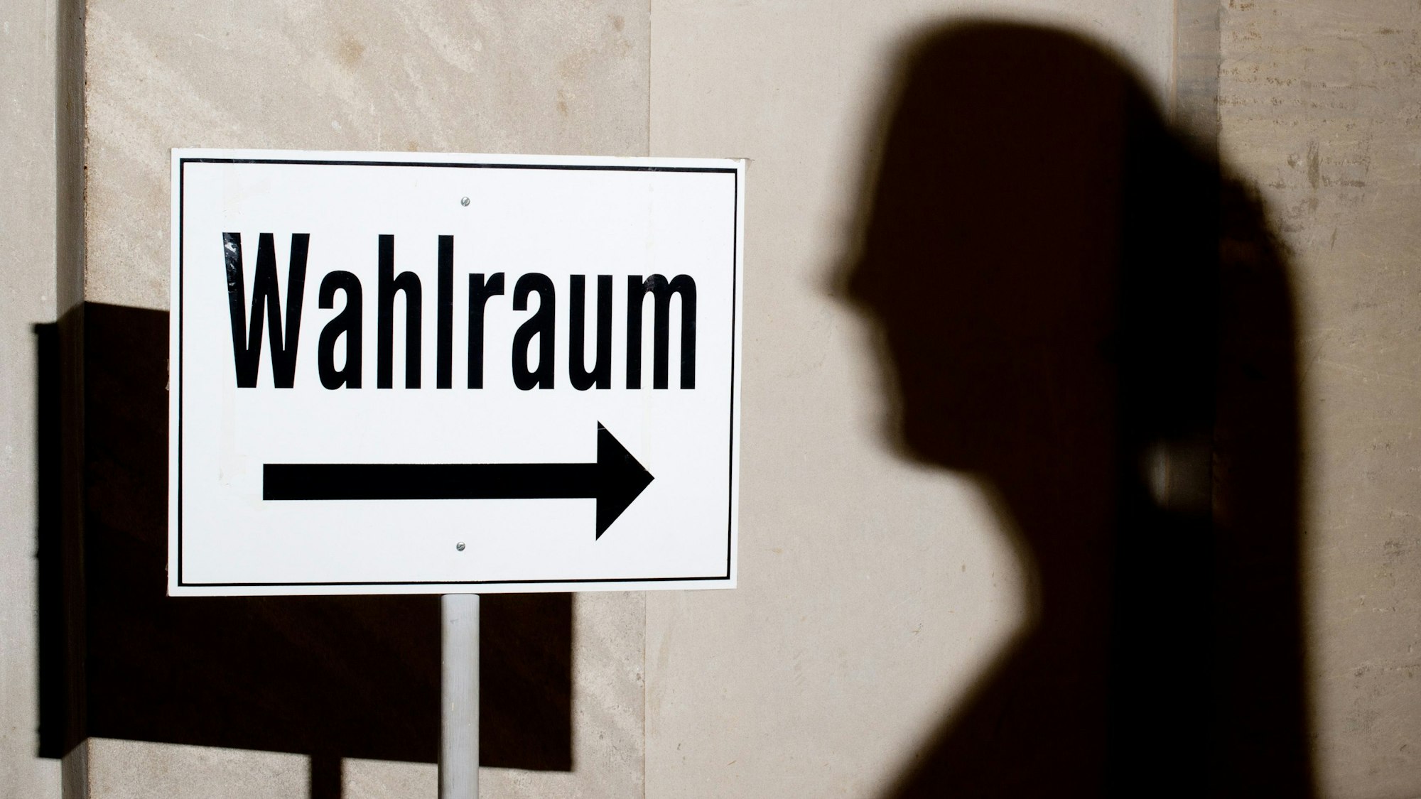 Ein Schild weist auf einen Wahlraum hin.